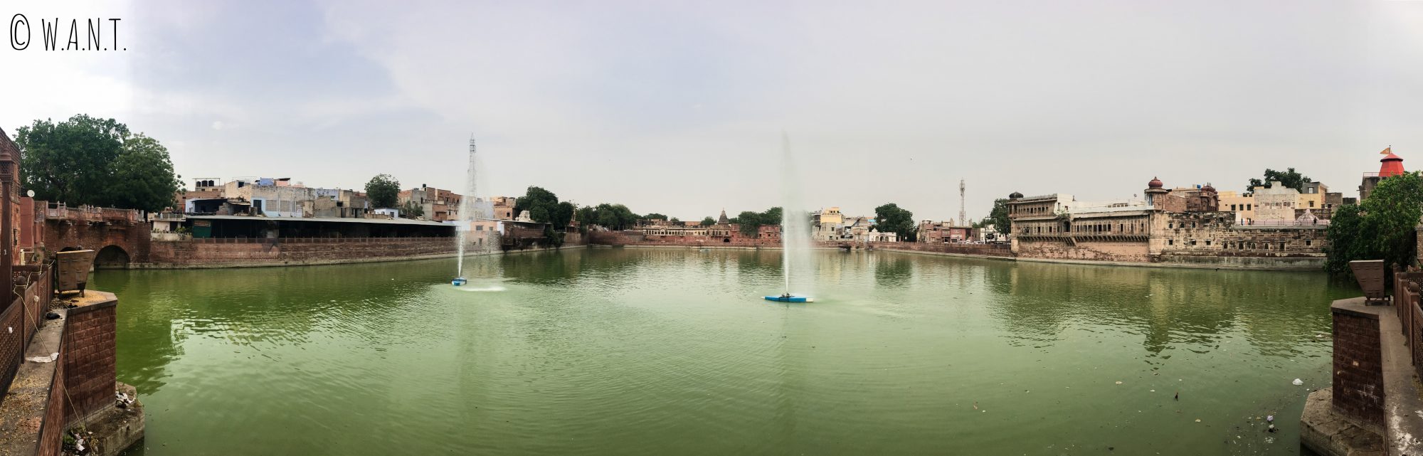Panorama du réservoir d'eau Gulab Sagar Talab dans la vieille ville de Jodhpur
