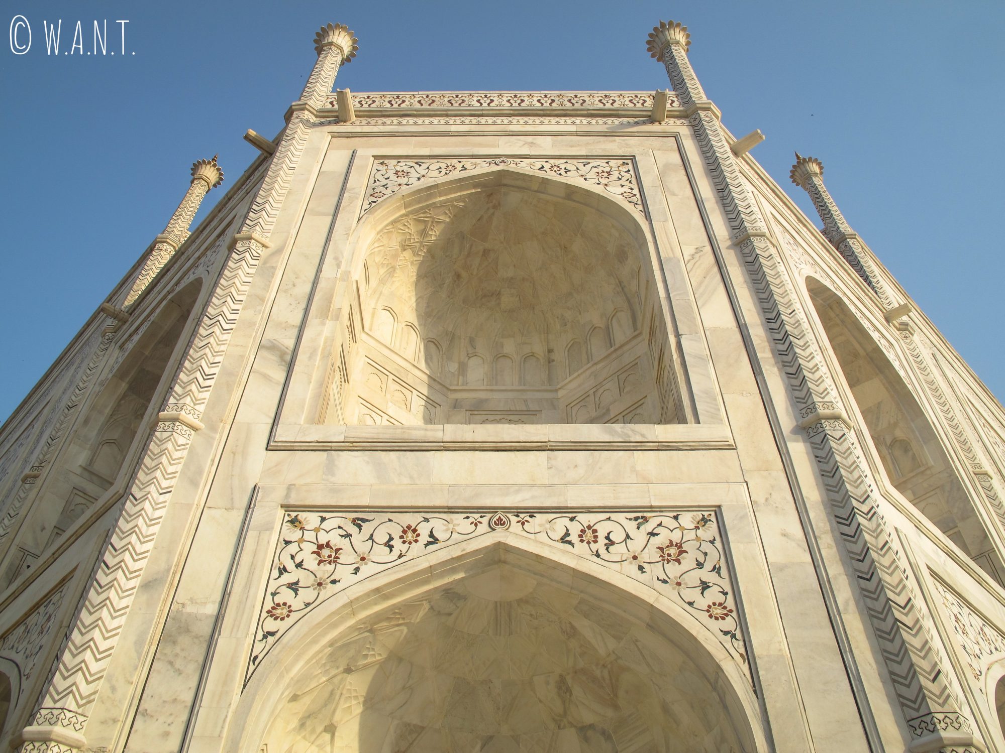 Perspective en contrebas de l'angle du Taj Mahal