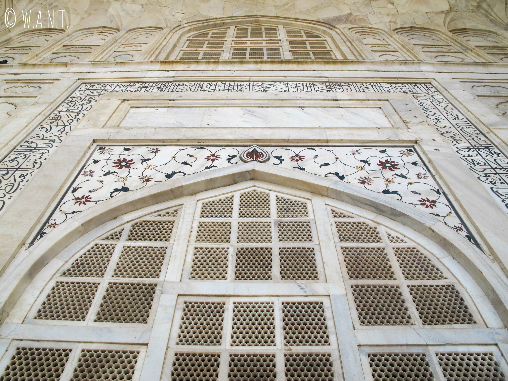 Perspective en contrebas de l'entrée du mausolée du Taj Mahal