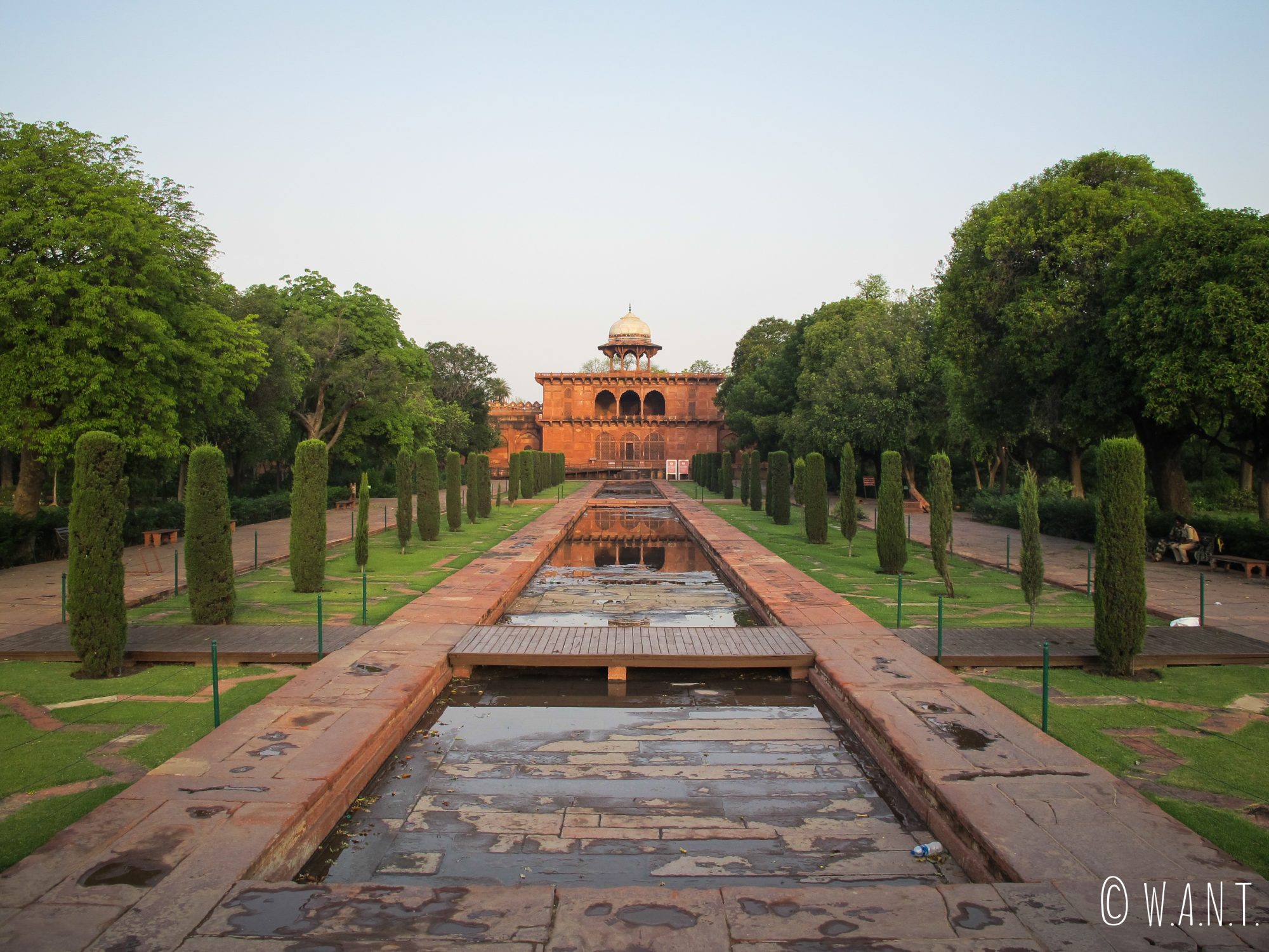 Perspective sur le Musée du Taj Mahal depuis le bassin central
