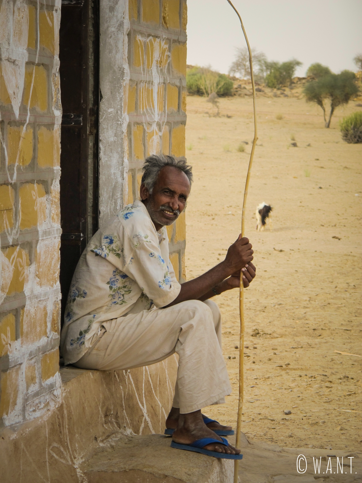 Petit arrêt dans le village de Barna, où cet homme surveille ses chèvres comme l'eau sur le feu