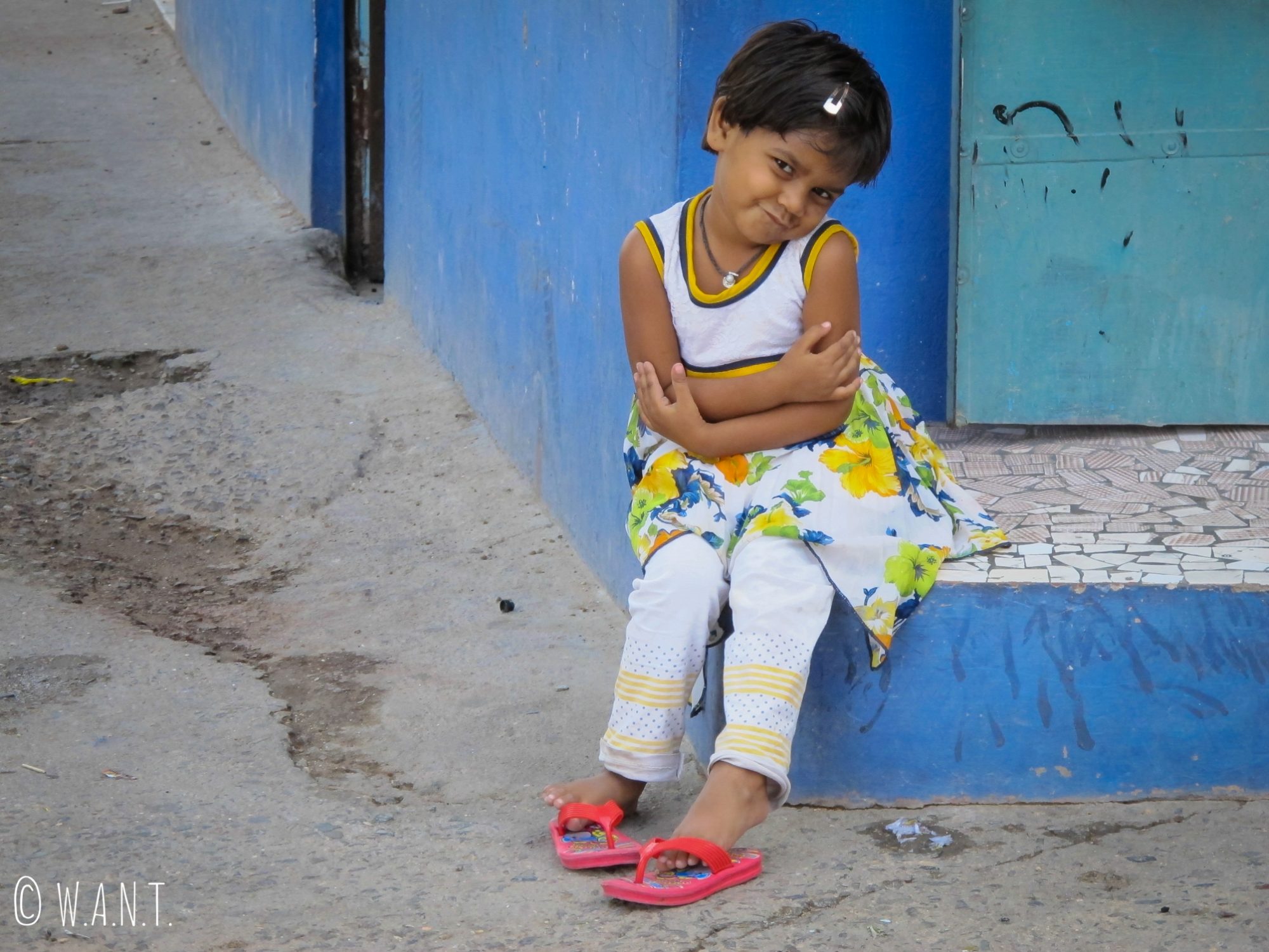 Petite fille prenant la pose sous l'objectif de Benjamin dans les rues de Jodhpur