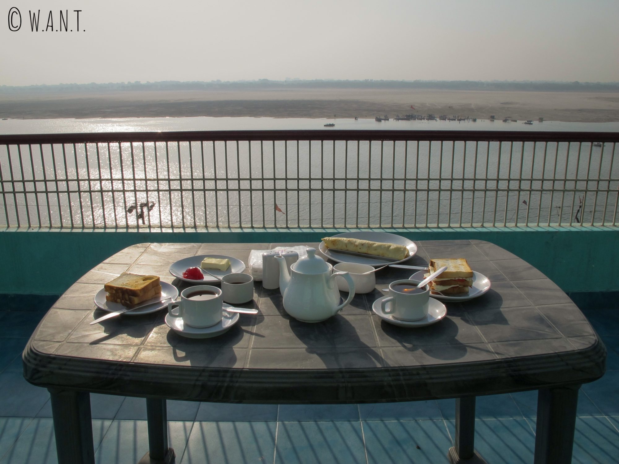 Rien de tel pour commencer une bonne journée à Varanasi qu'un petit-déjeuner avec vue sur le Gange
