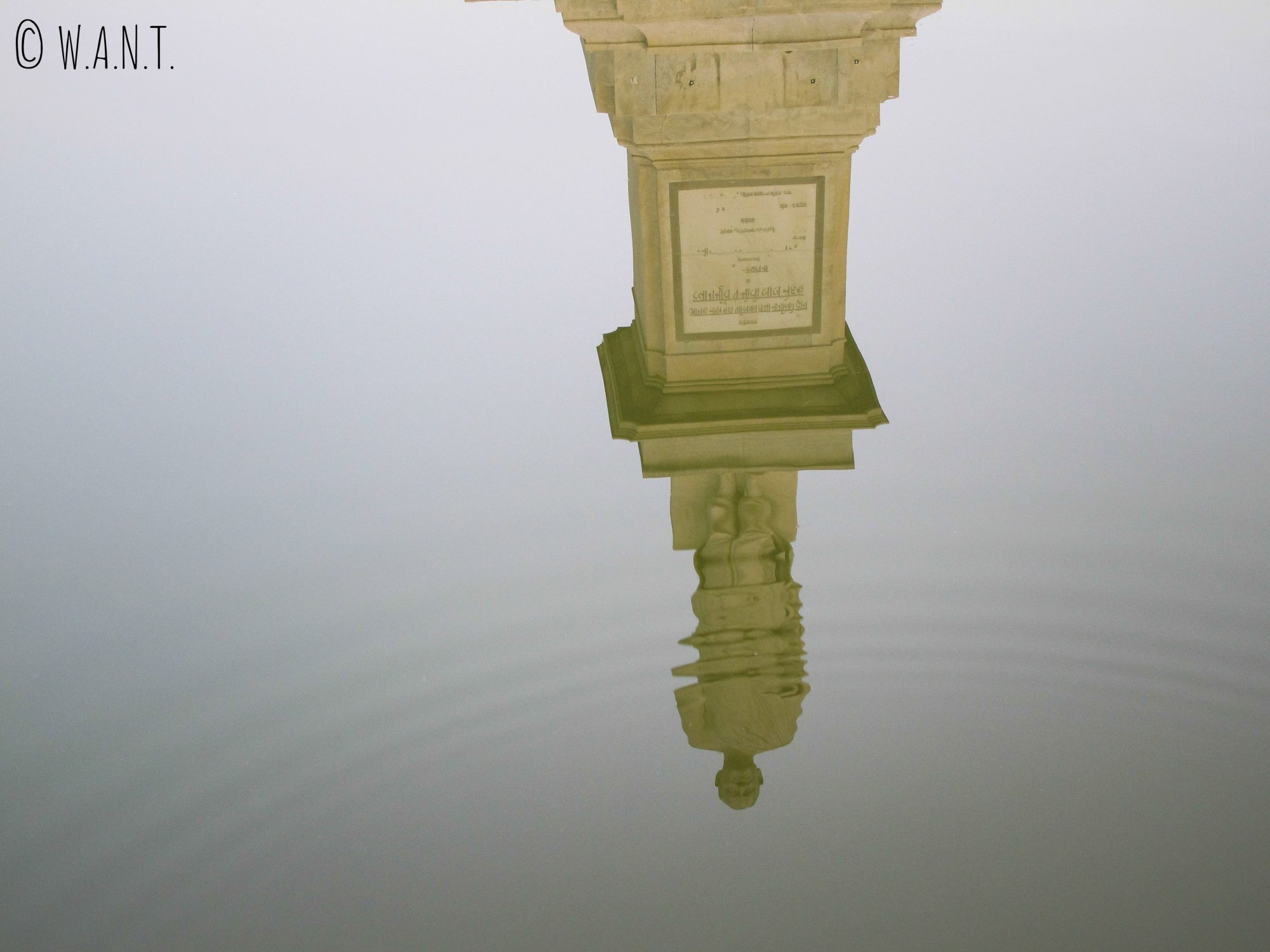 Statue du mémorial de Shahjahan Park se réverbérant dans l'eau du bassin