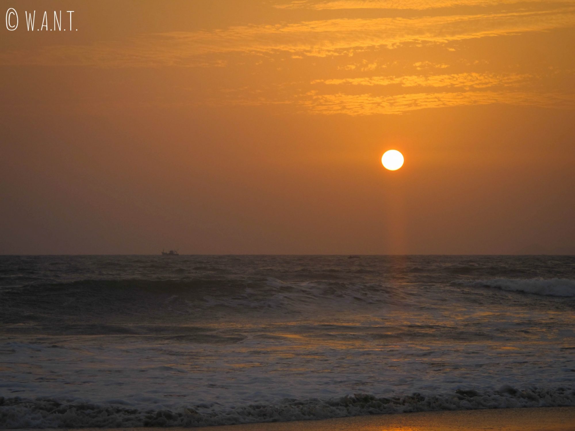 Superbes couleurs lors du coucher de soleil depuis la plage de Majorda dans le sud de Goa