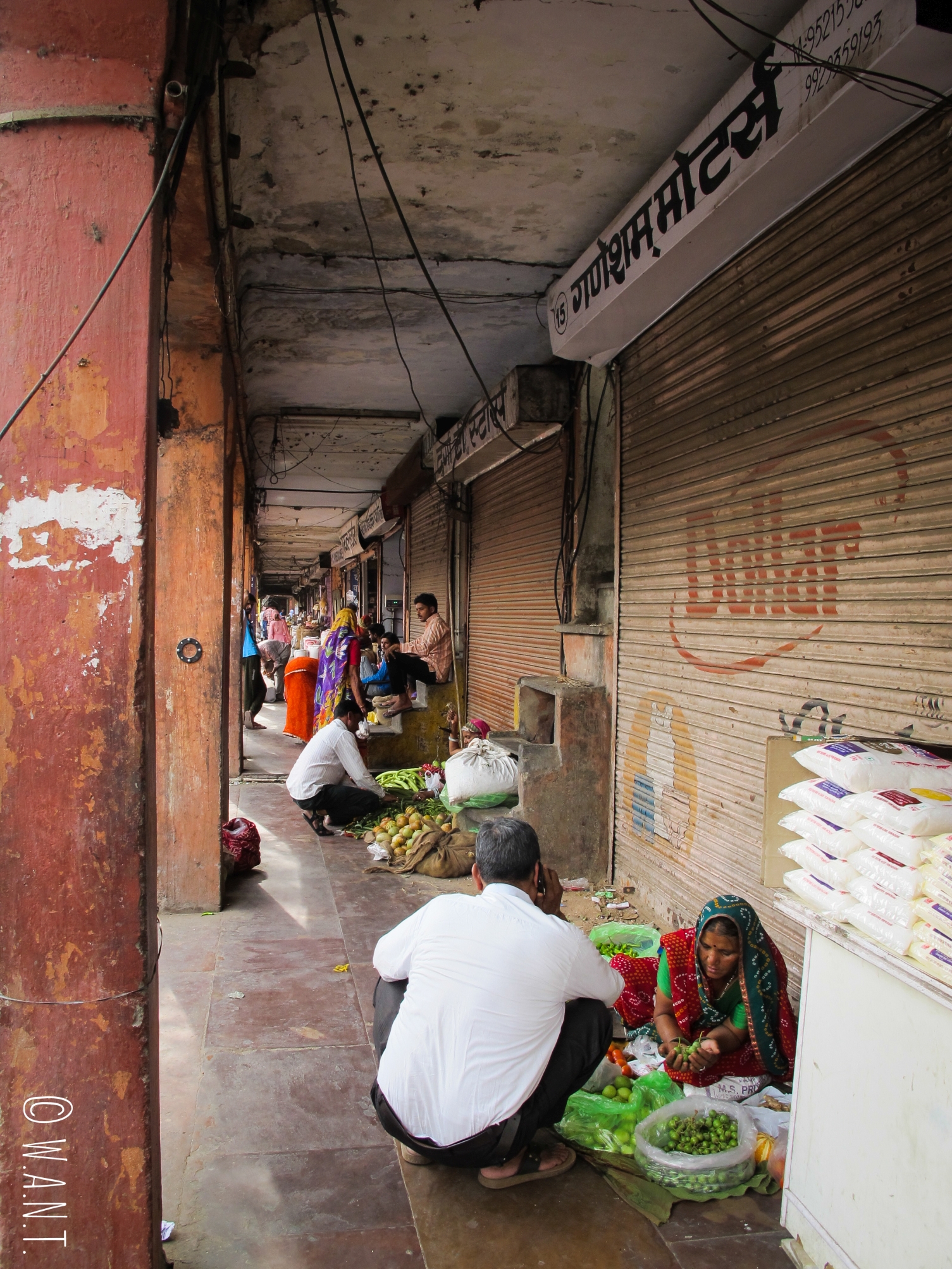 Sur Tripolia Bazar, les femmes installent leurs étals de fruits et légumes à même le sol
