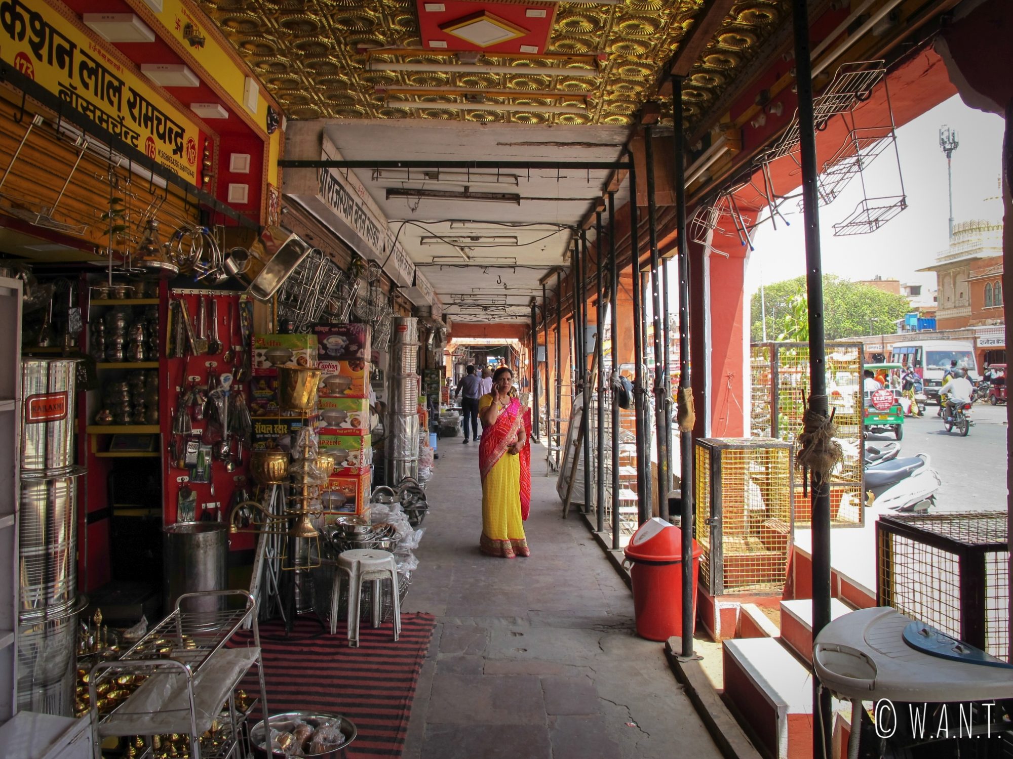 Sur Tripolia Bazar, les échoppes sont alignées le long des arcades couvertes