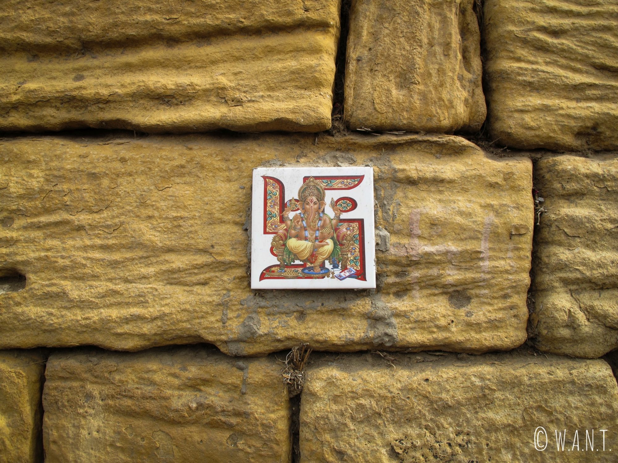 Sur un mur jouxtant le fort, un carreau représente Ganesh et son svastika