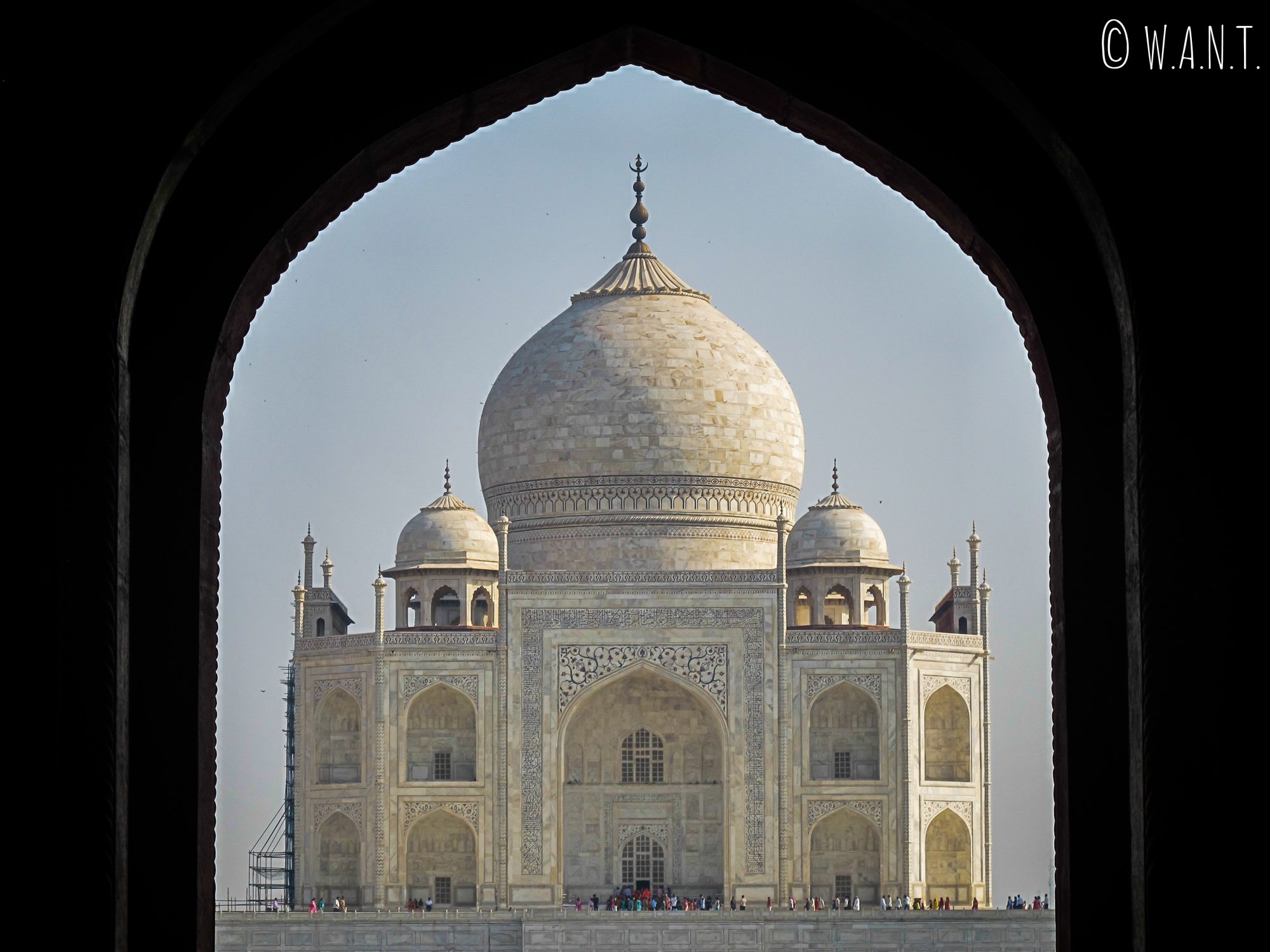 Taj Mahal pris en photo depuis la porte d'entrée principale du site