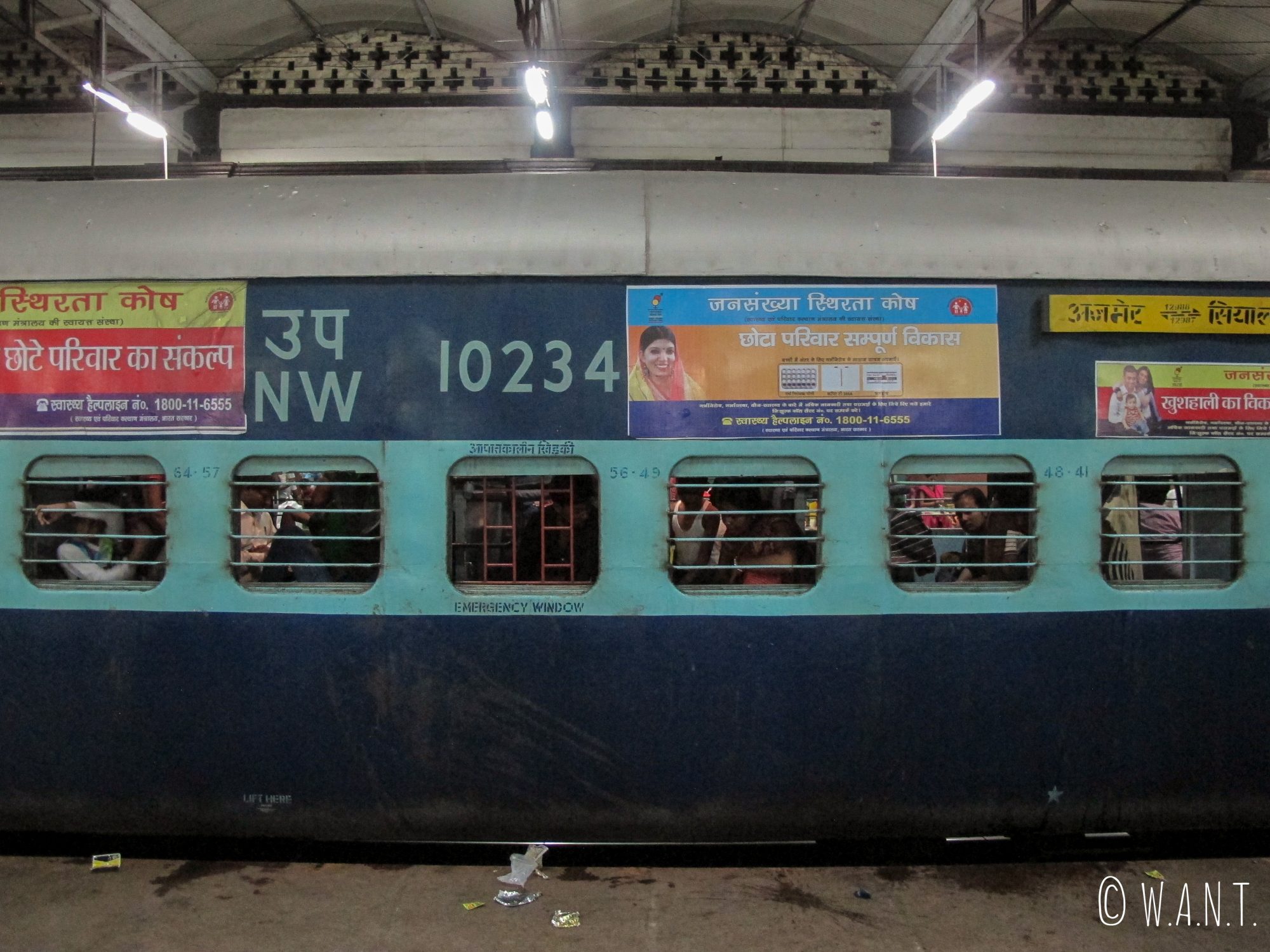 Train à quai en gare d'Agra Fort, mais ce n'est pas encore le nôtre