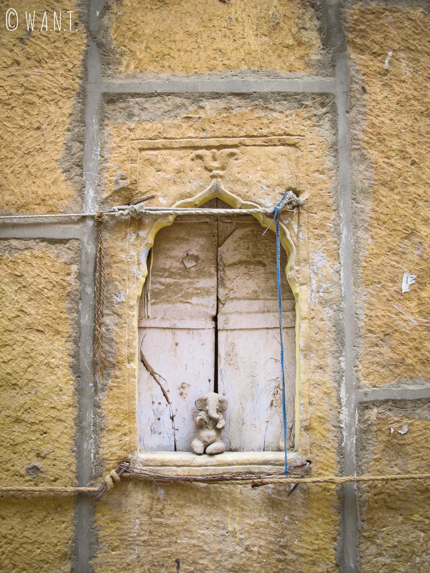 Une statuette de Ganesh déposée sur une petite alcôve dans les rues du fort de Jaisalmer