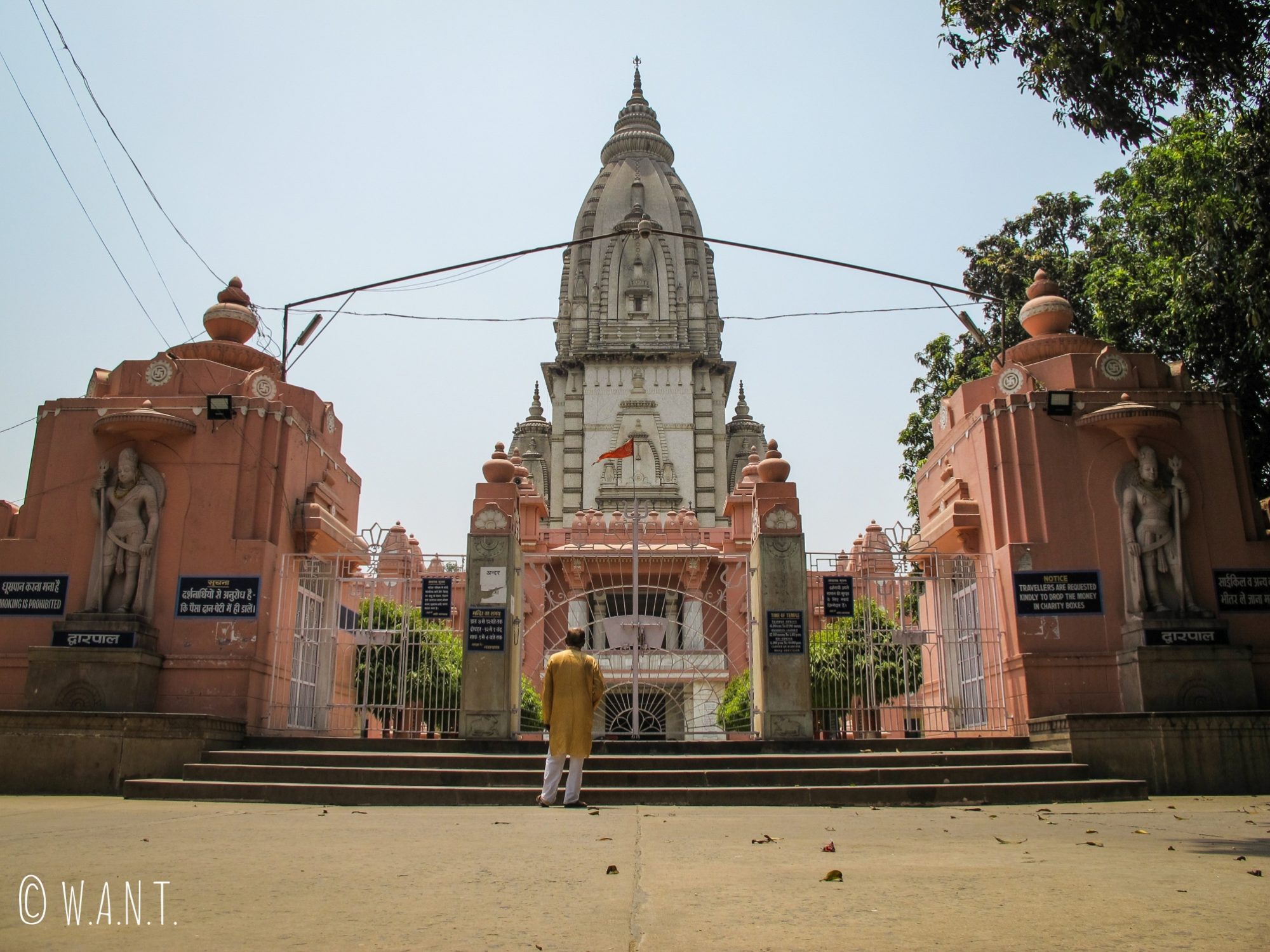 Vishwanath temple situé au centre du complexe universitaire Banaras Hindu