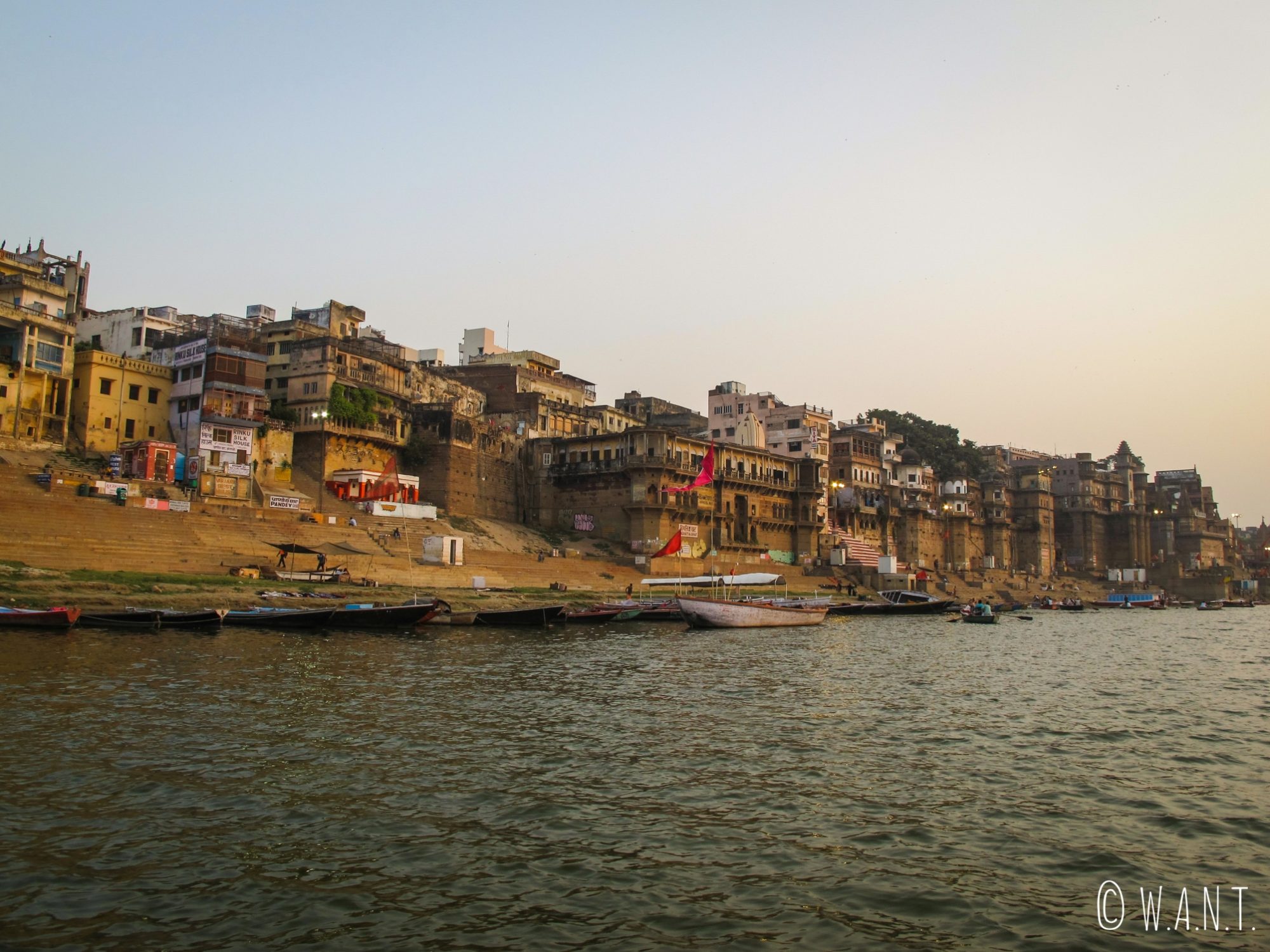 Vue depuis le Gange des ghats de Varanasi