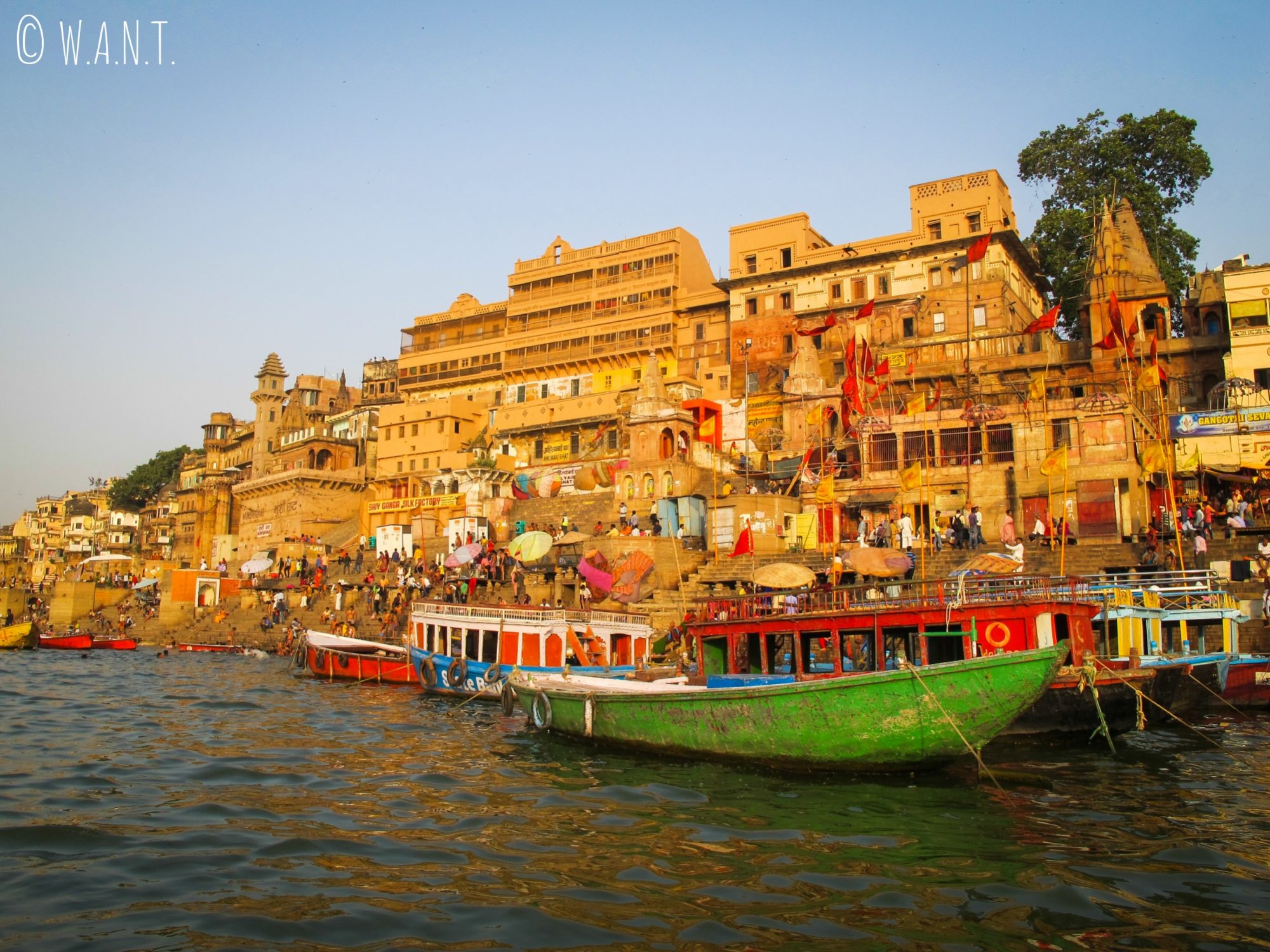 Vue matinale sur les ghats de Varanasi depuis le Gange