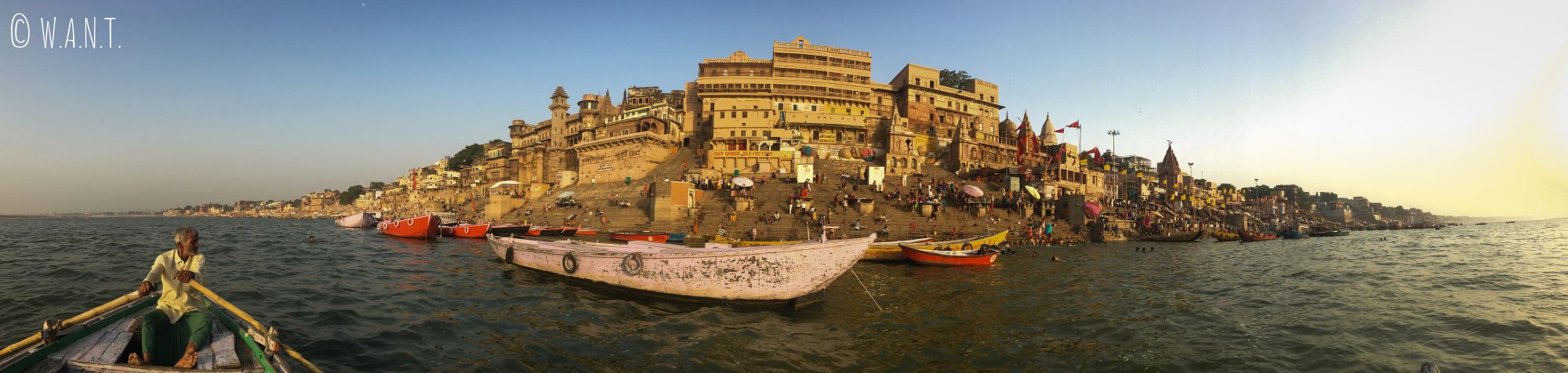Vue panoramique des ghats de Varanasi lors de notre promenade matinale sur le Gange