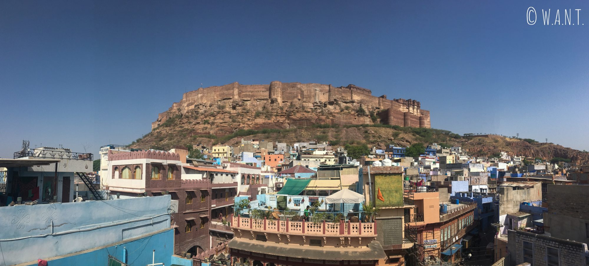 Vue sur le fort de Mehrangarh de Jodhpur depuis le rooftop de notre hôtel