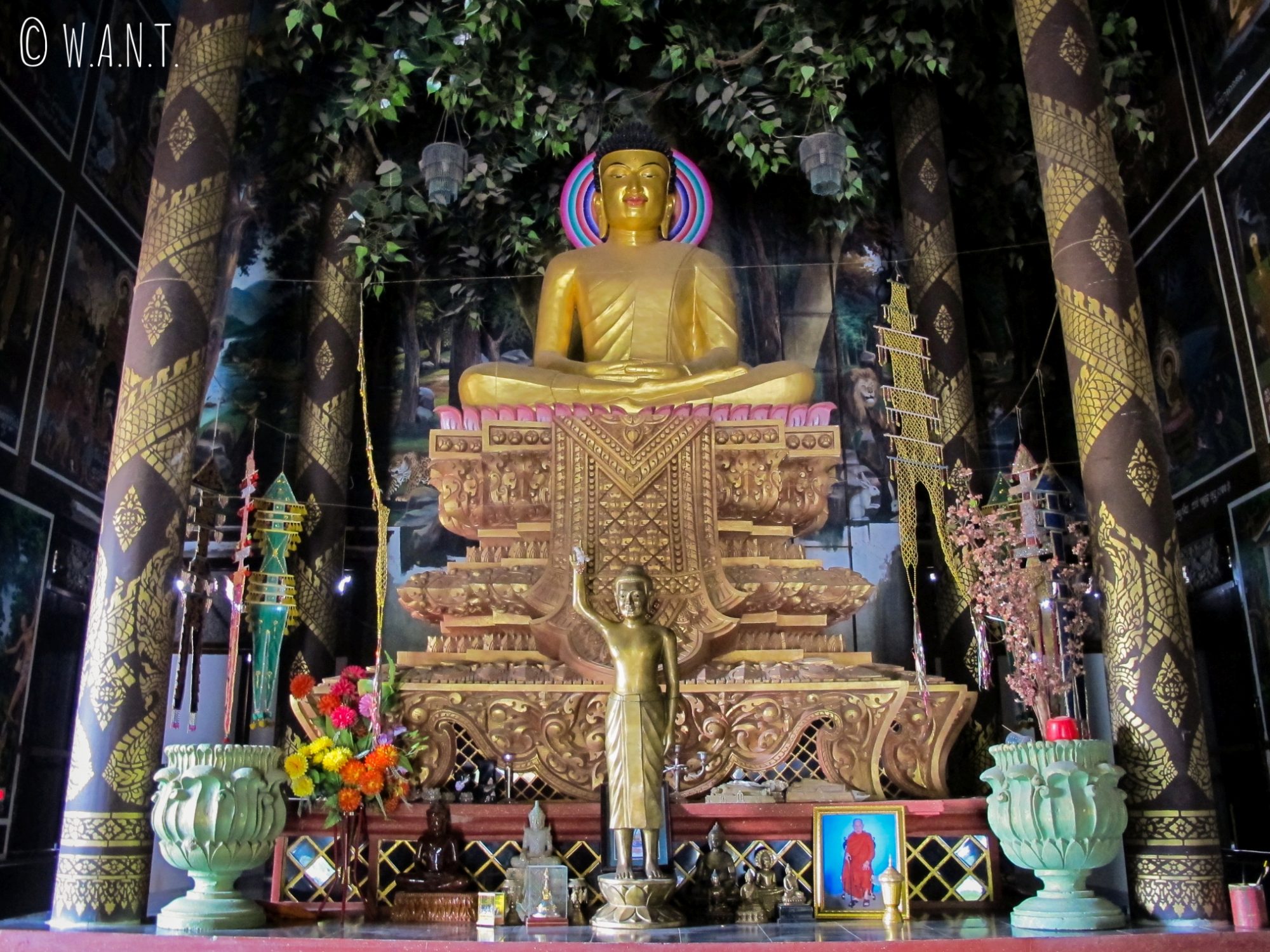A l'intérieur du monastère du Cambodge situé à Lumbini, Bouddha est représenté sous le Bodhi tree