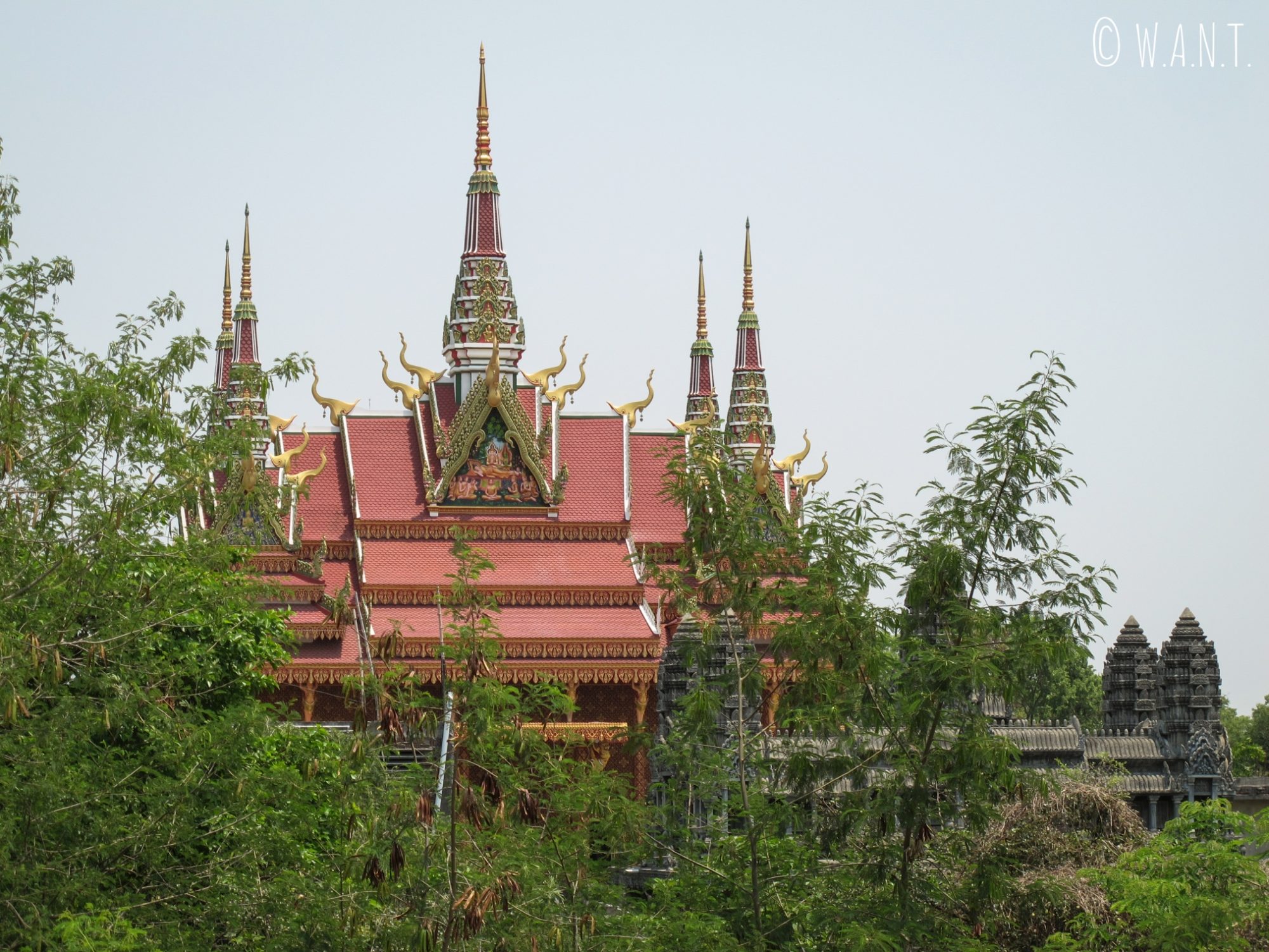 Aperçu du monastère du Cambodge depuis la pagode du Myanmar à Lumbini