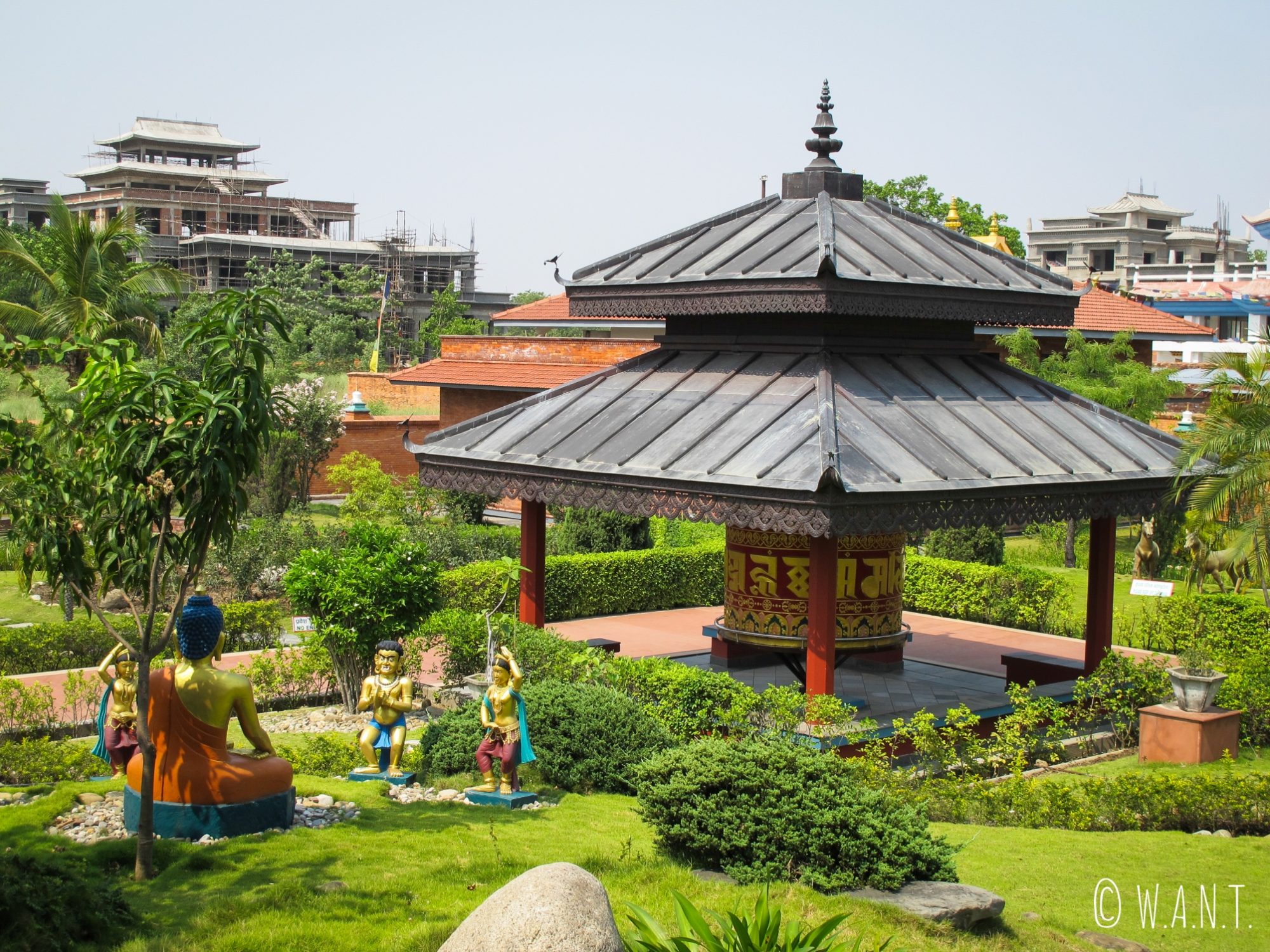 Dans les jardins du Lotus stupa de l'Allemagne, l'histoire de Bouddha est contée