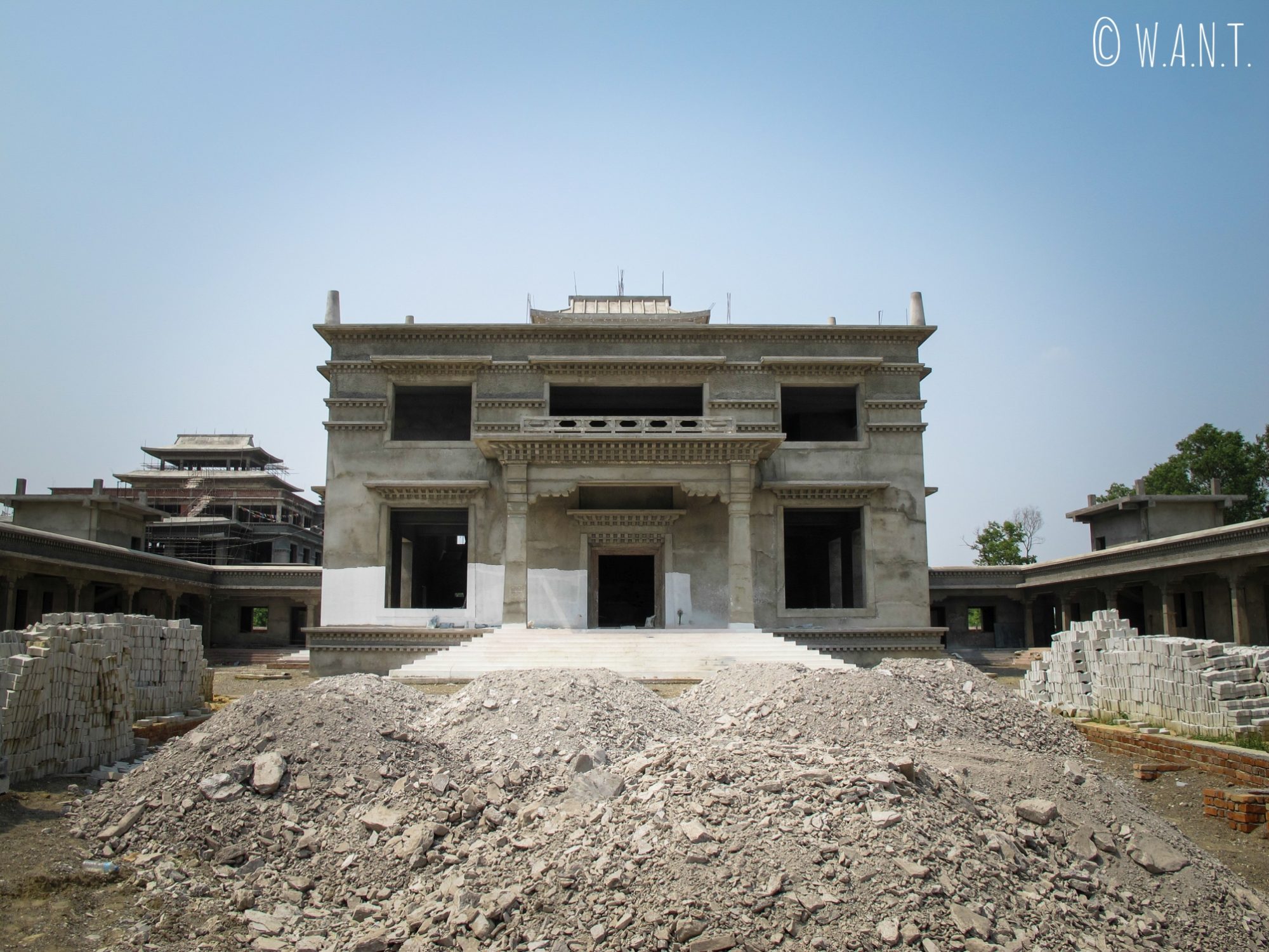 De nombreux temples sont en cours de construction dans les jardins de Lumbini