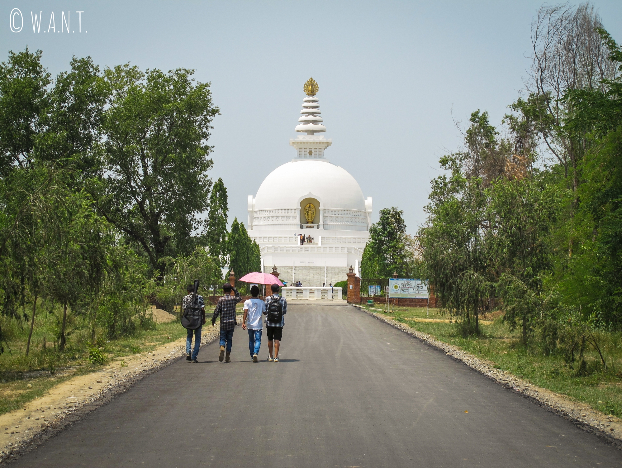 La World Peace Pagoda est située à l'opposé du temple Maya Devi à Lumbini