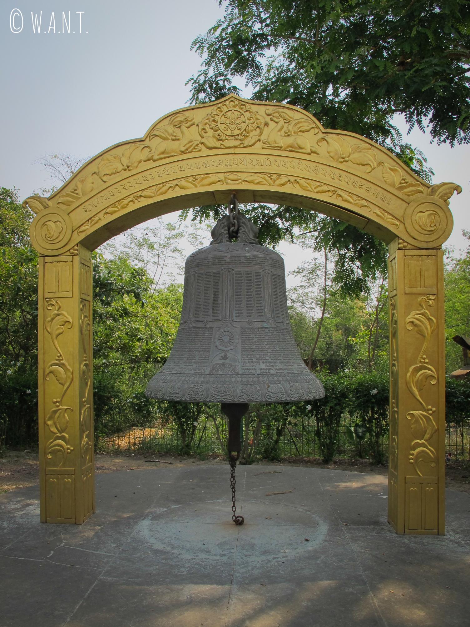 La cloche de la paix, aux abords du canal des jardins de Lumbini