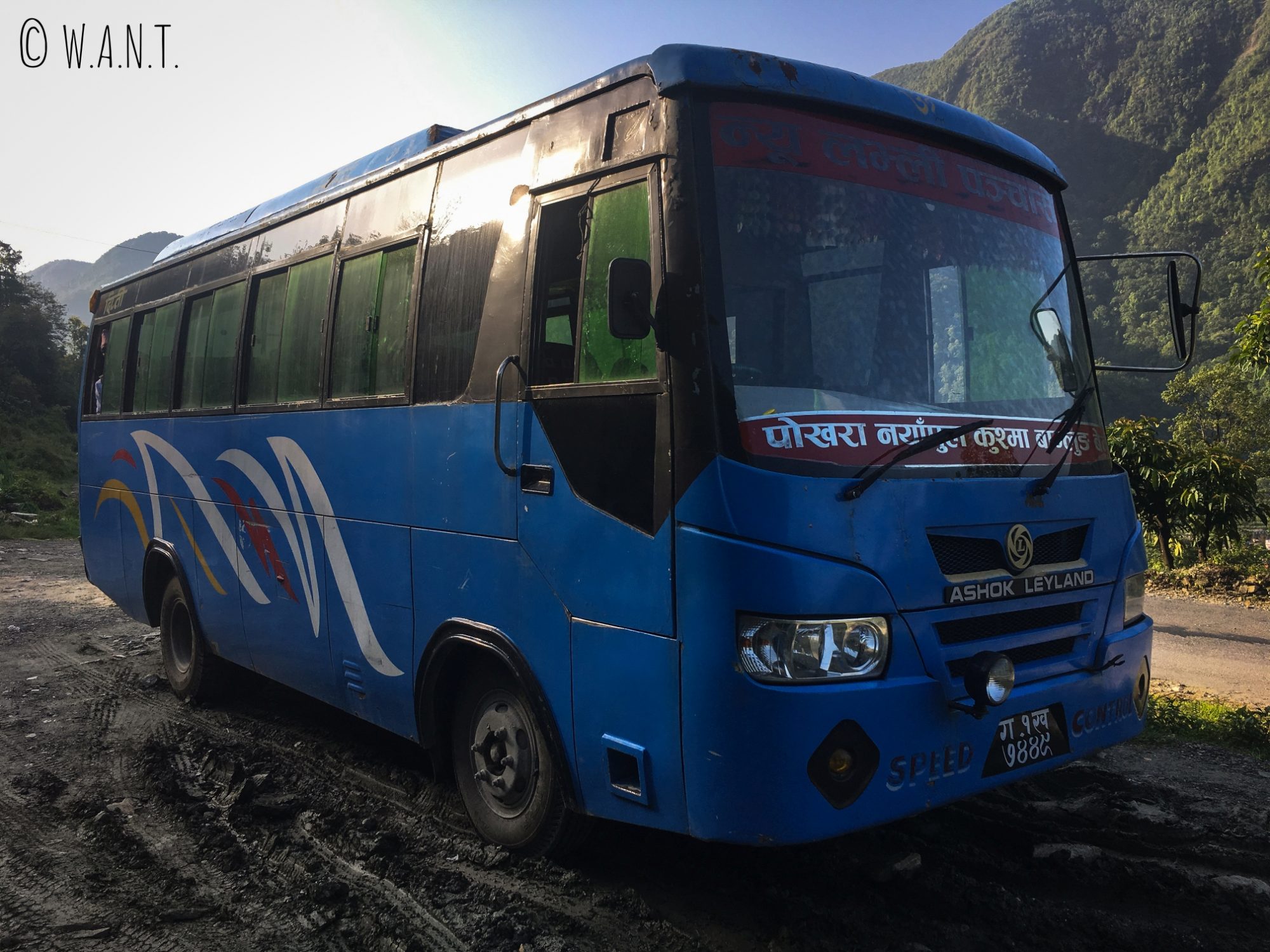 Le bus faisant le chemin entre Pokhara et la première étape du trek, Nayapul
