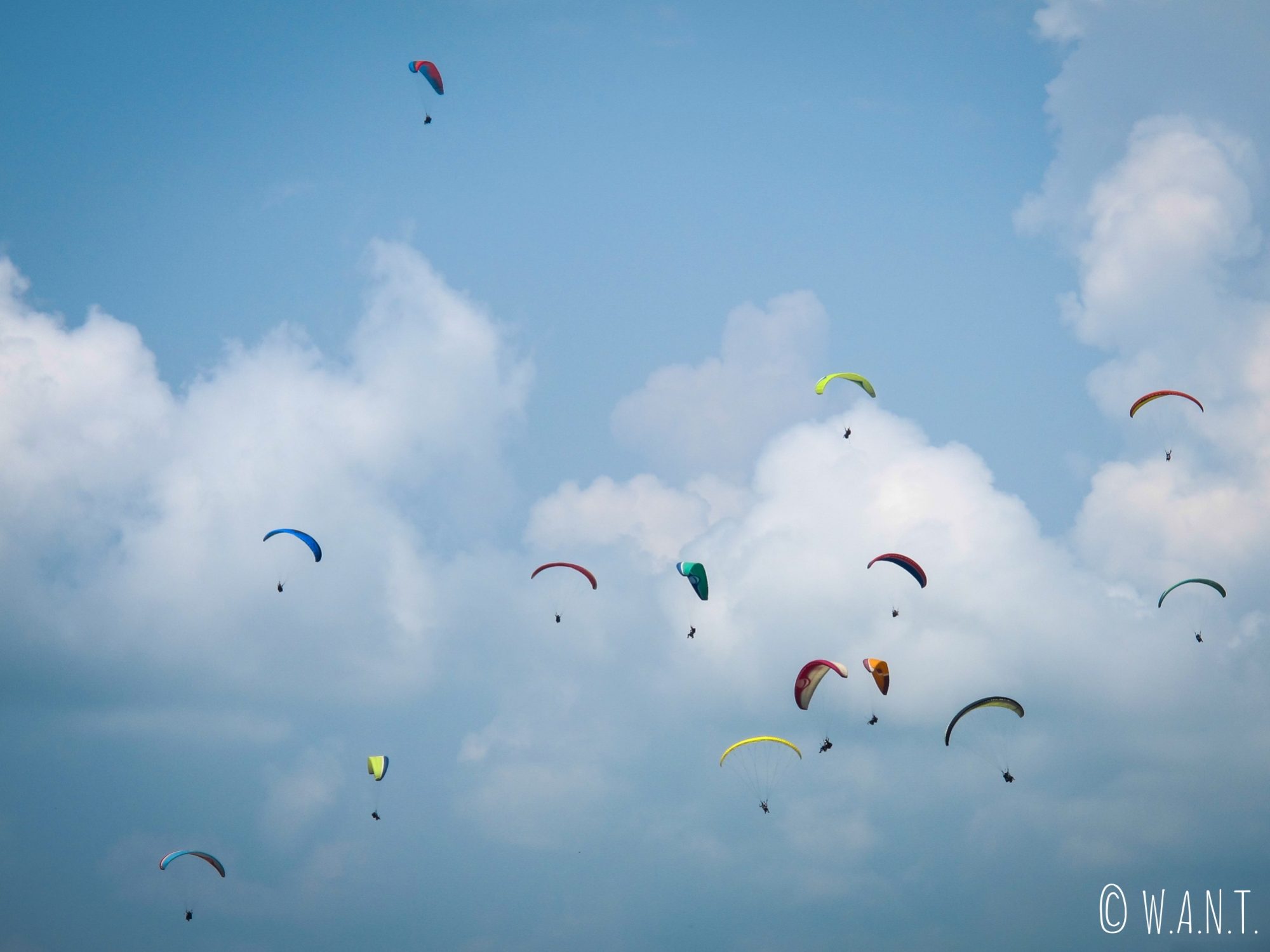 Les parapentes envahissent le ciel de Pokhara