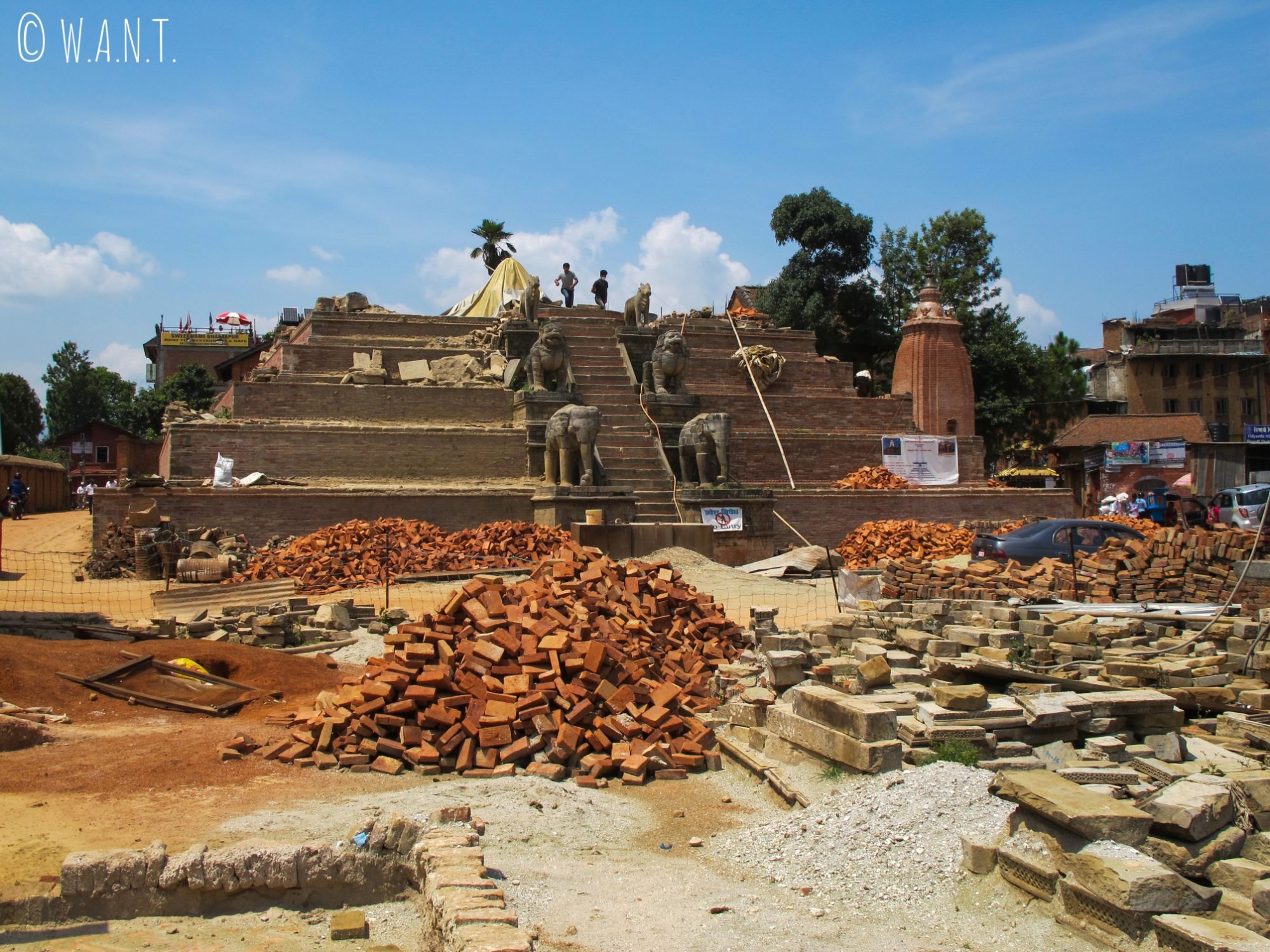 Les rénovations des temples détruits par le tremblement de terre sont en cours à Bhaktapur