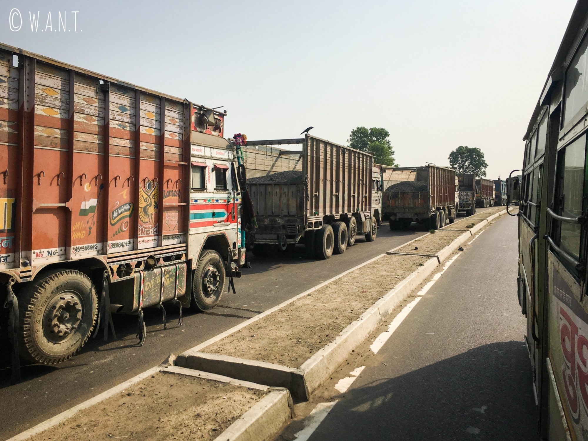 Longue file de camions attendant de passer la frontière Indo-Népalaise à Sunauli