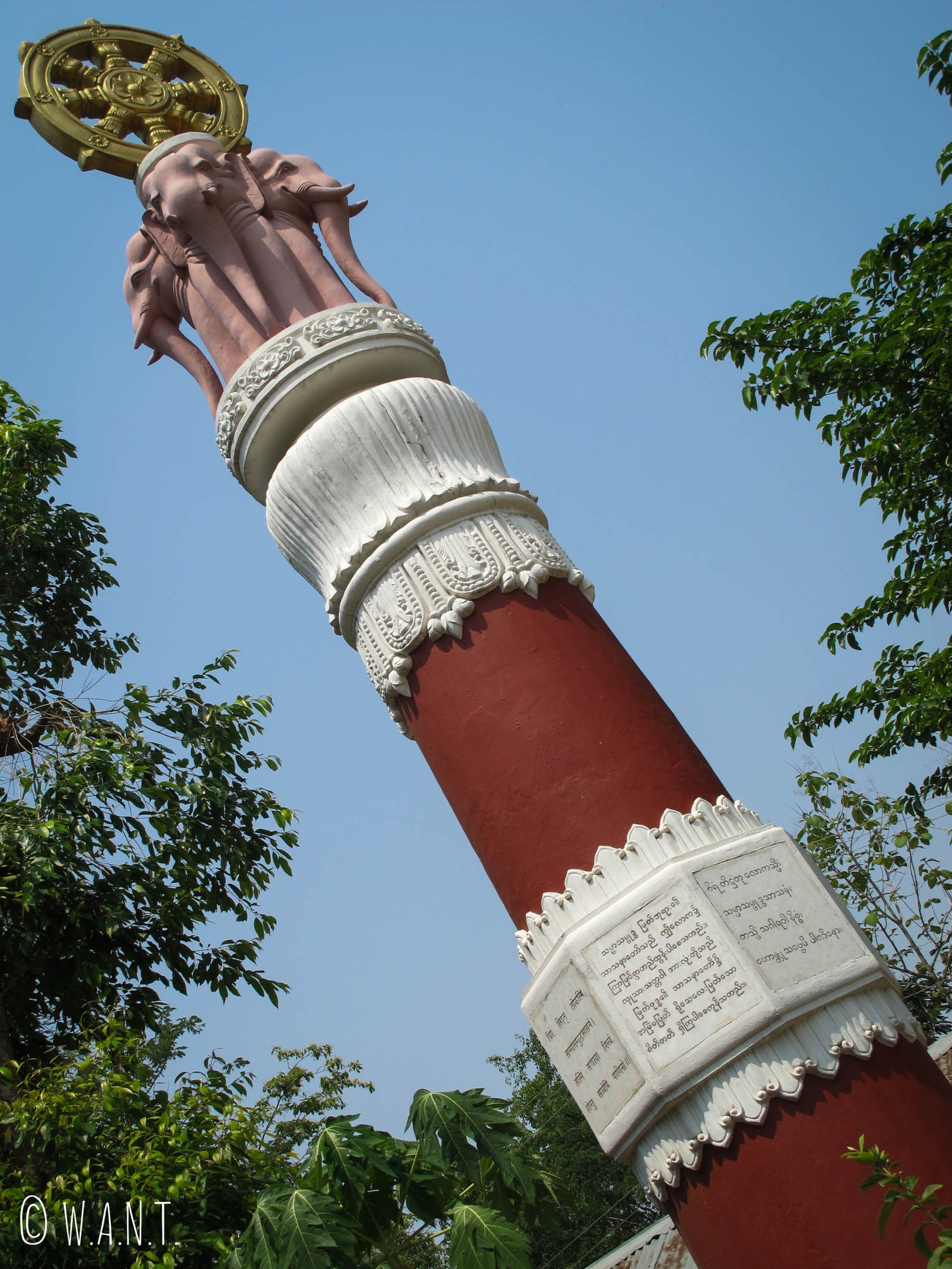 L'un des quatre piliers entourant le stupa du Myanmar, à l'effigie de l'éléphant