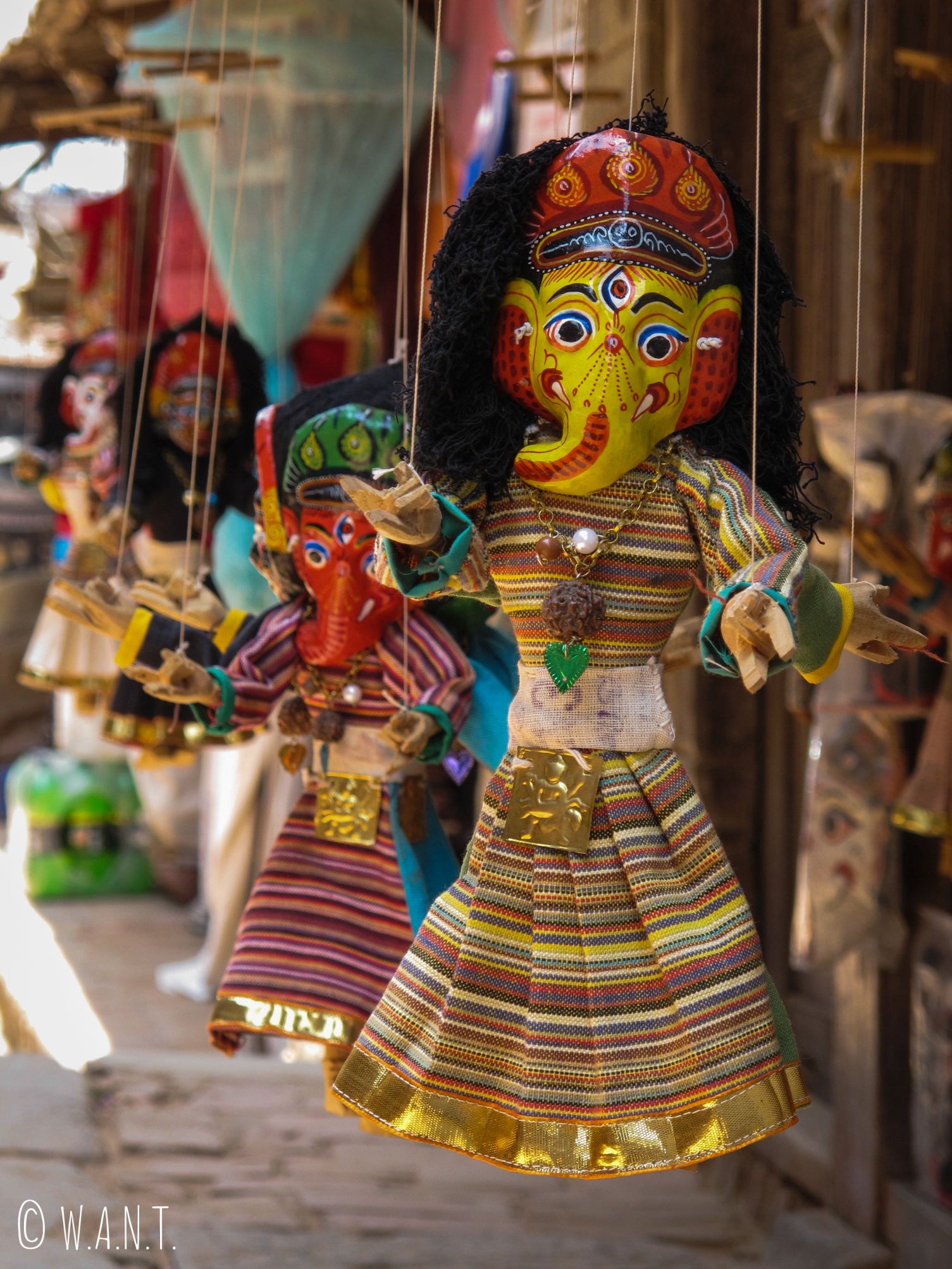 Marionnette double-face du dieu hindou Ganesh sur les échoppes de souvenirs de Bhaktapur