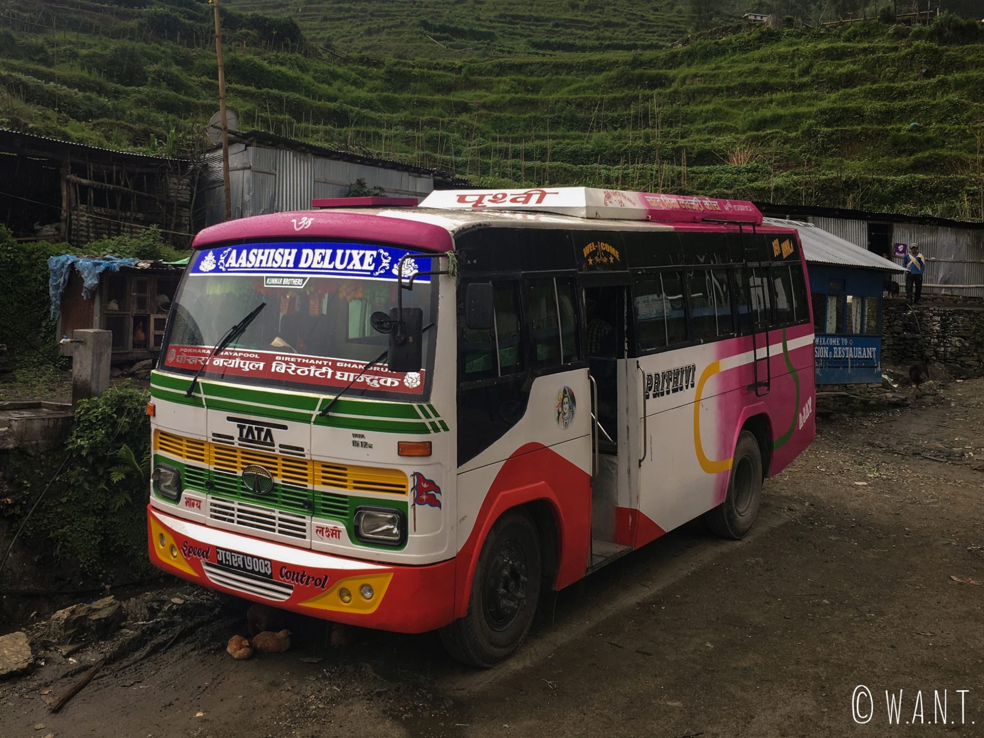 Nous ne sommes pas mécontents de prendre ce bus nous ramenant de Kimche à Pokhara