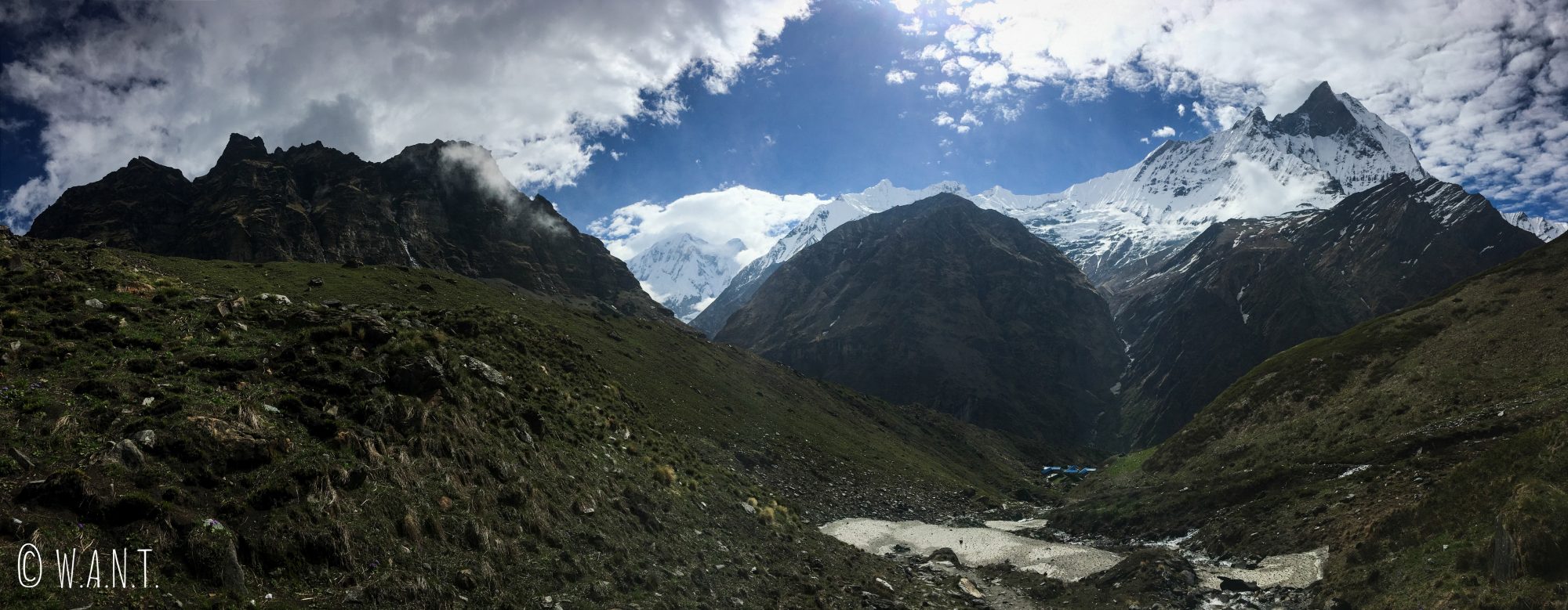 Panorama incroyable sur le Machhapuchhre et son camp de base à 3,700 mètres d'altitude