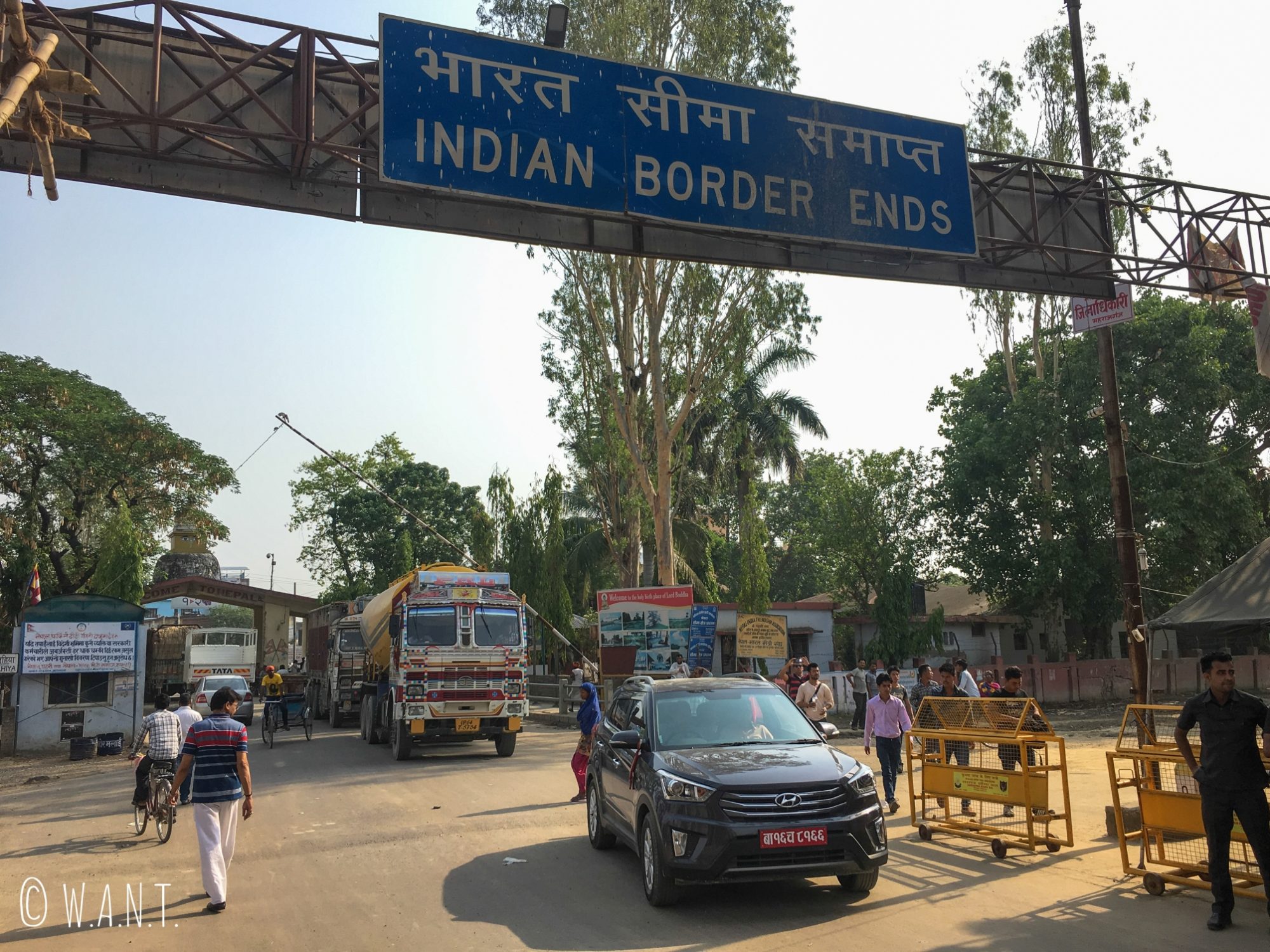 Passage de la frontière terrestre entre l'Inde et le Népal