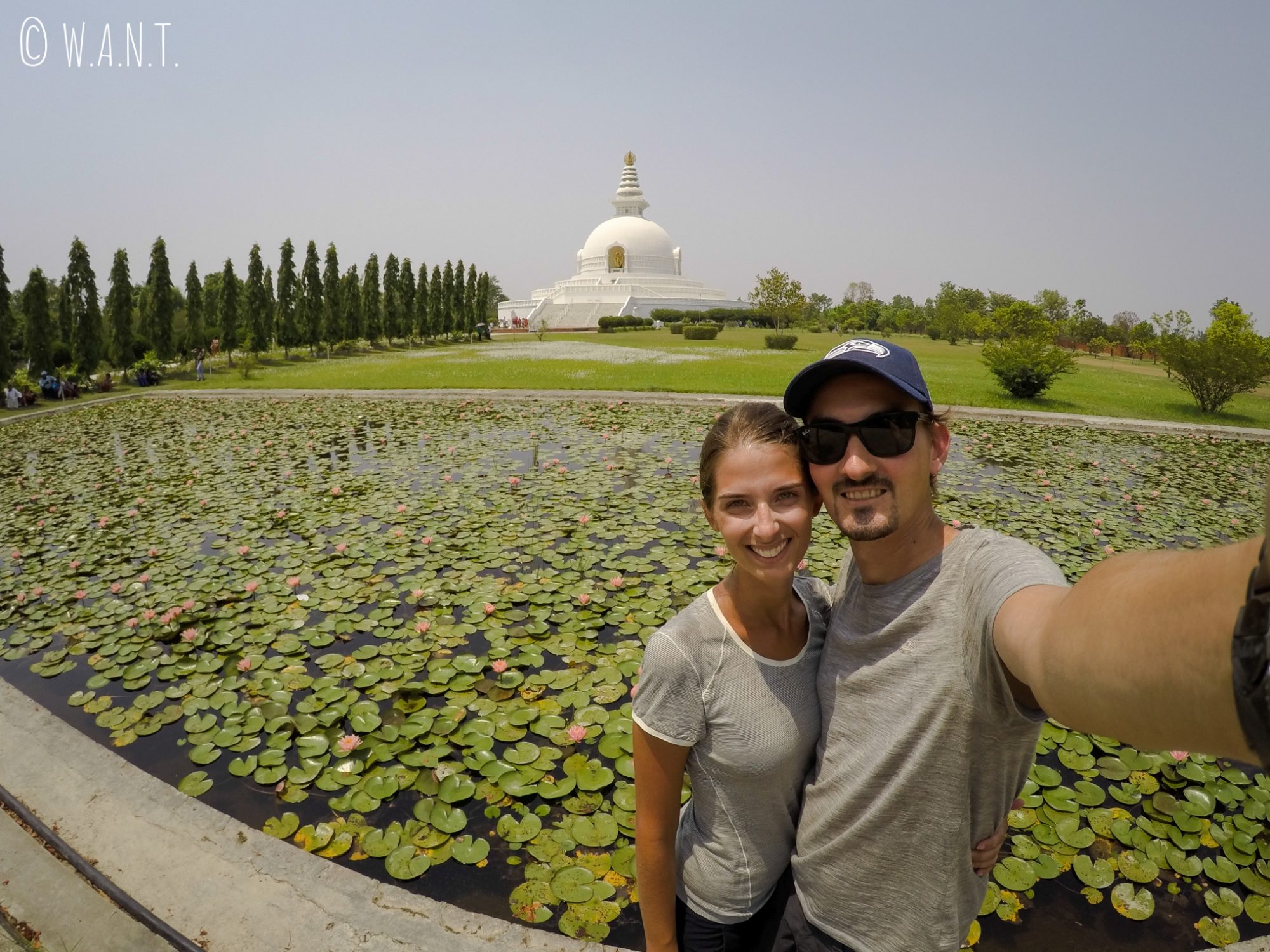 Selfie devant la World Peace Pagoda à Lumbini