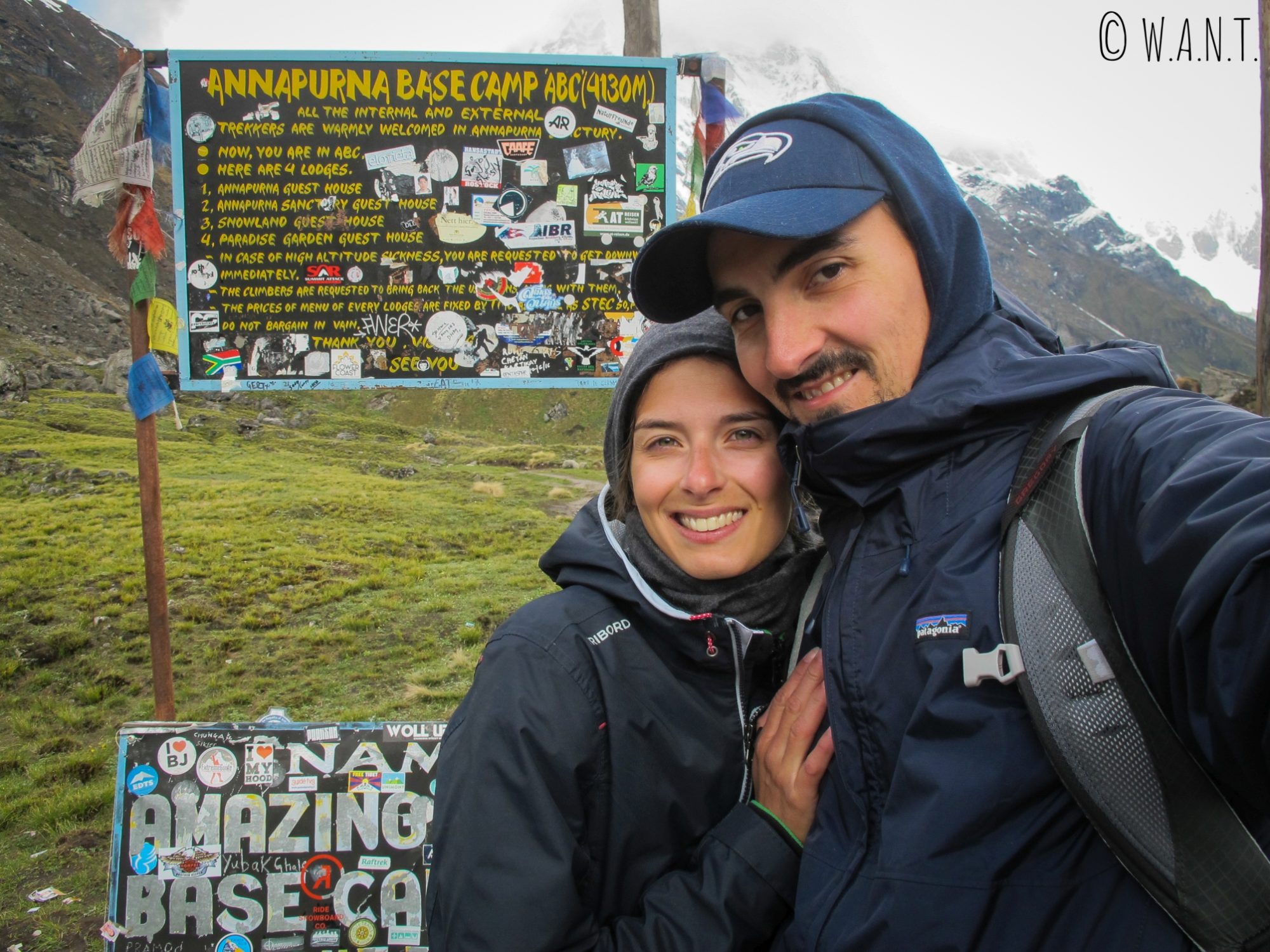 Selfie devant le panneau officialisant notre arrivée au Camp de base de l'Annapurna