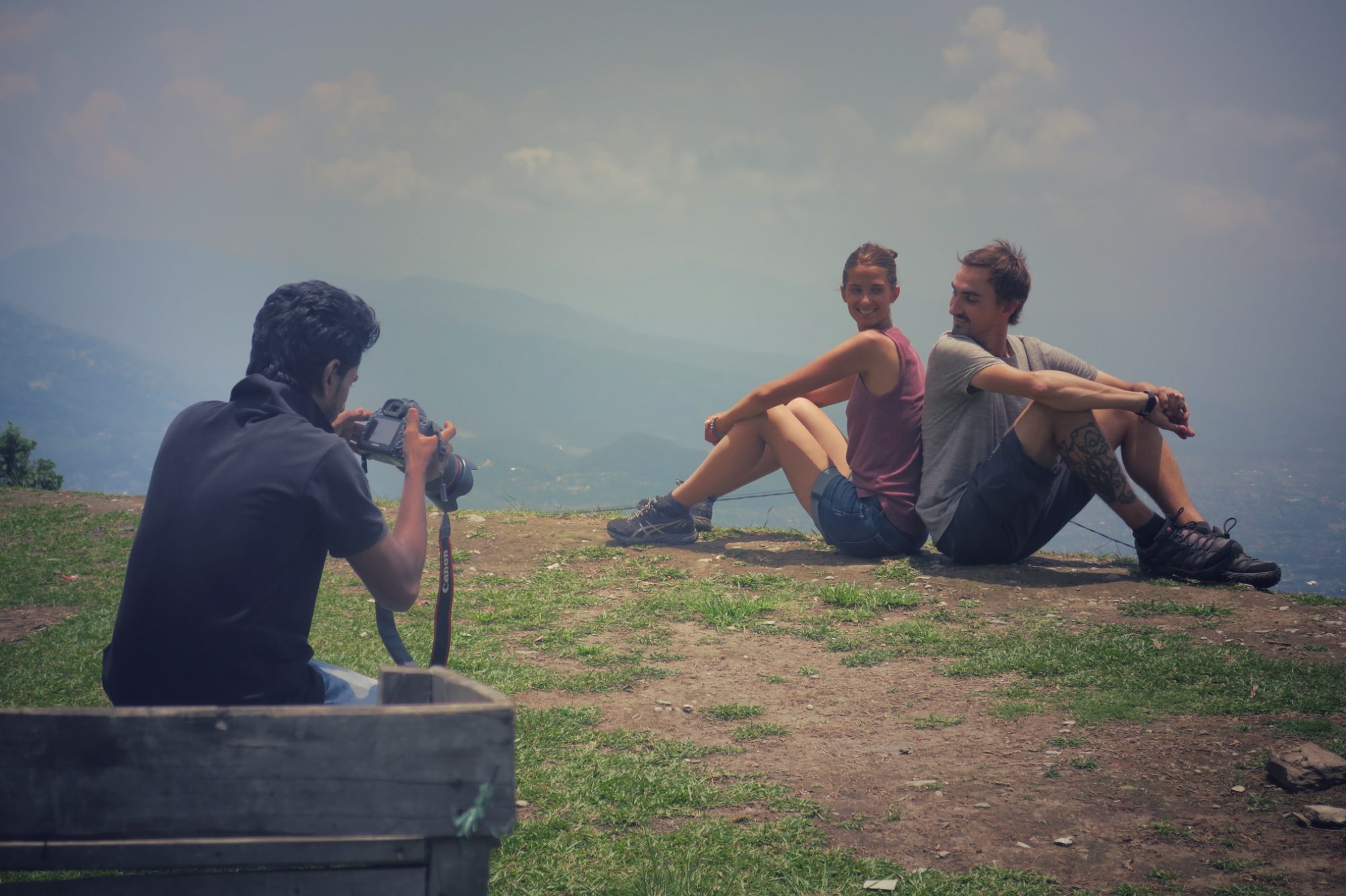 Shahrukh Khan nous prend en photo devant la vallée de Pokhara