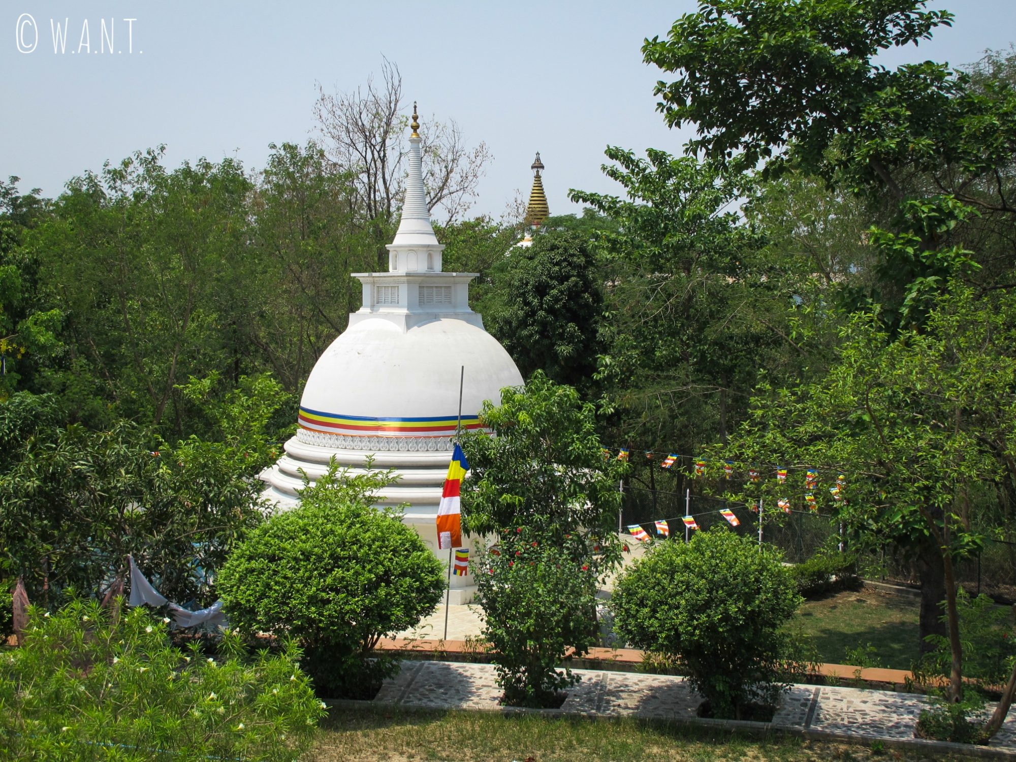 Stupa blanc au monastère du Sri Lanka de Lumbini