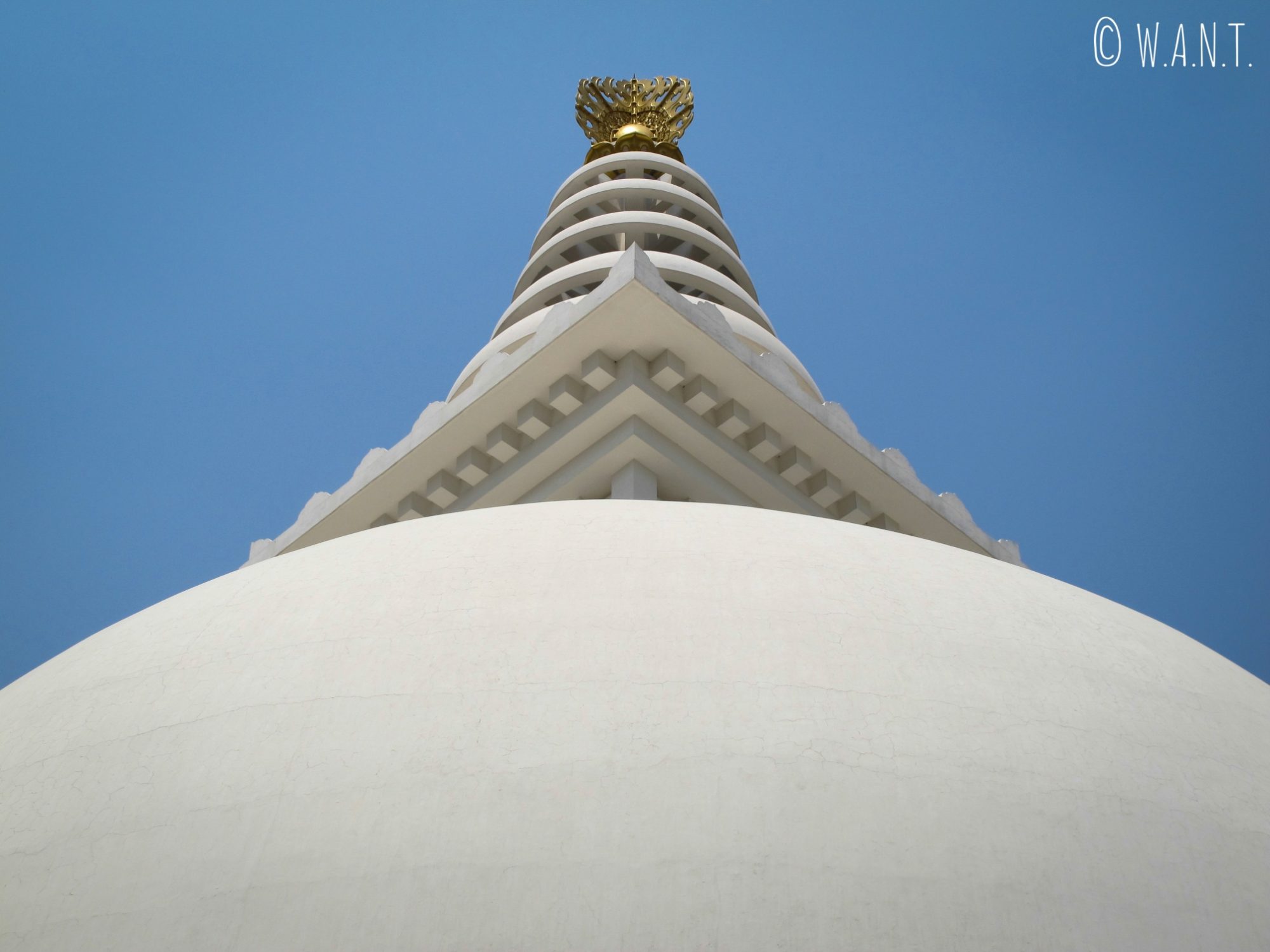 Symétrie parfaite de la World Peace Pagoda de Lumbini
