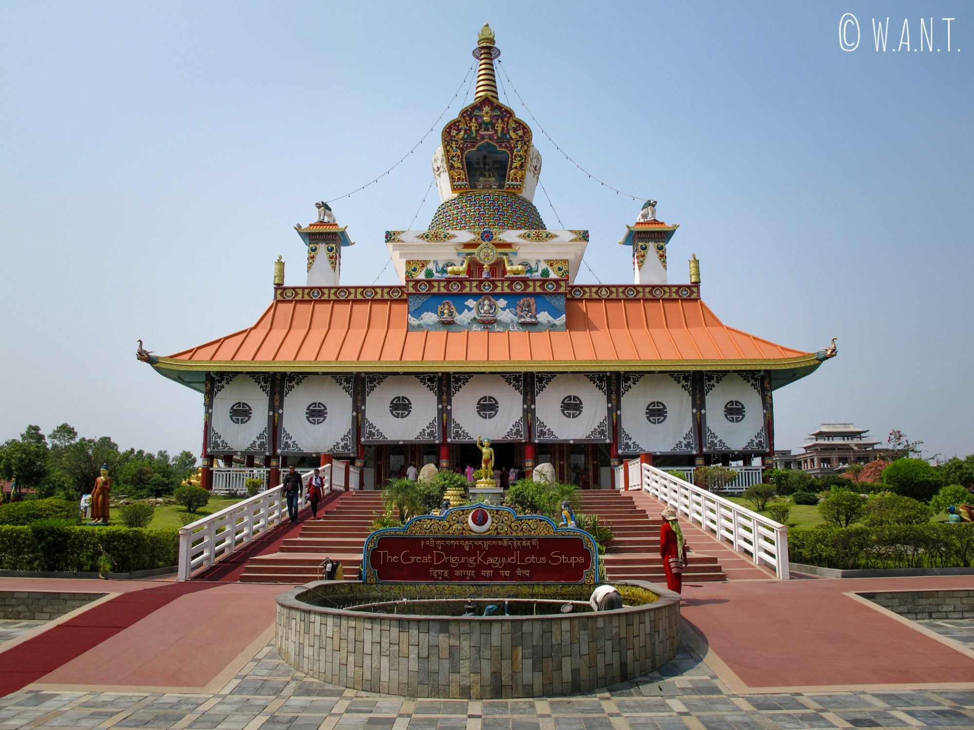 Vue depuis l'entrée du Lotus stupa construit par l'Allemagne