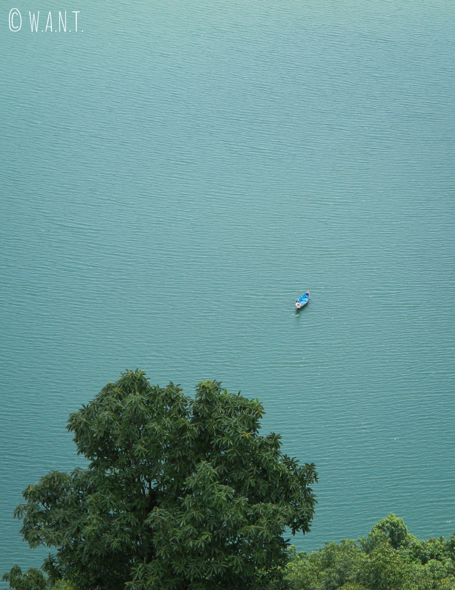 Vue sur le lac Fewa depuis le chemin menant à la World Peace Pagoda