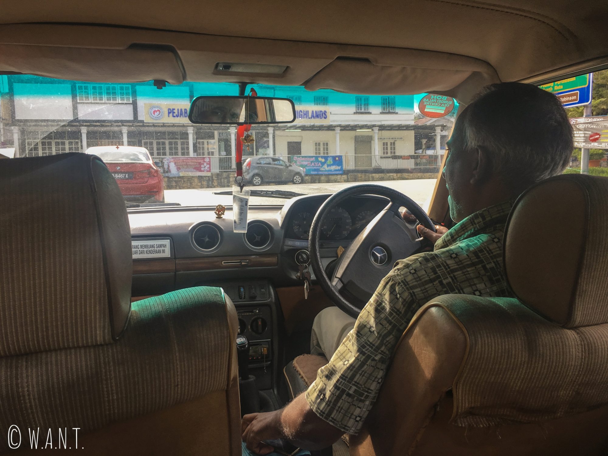A l'intérieur de notre taxi, nous allons à Brinchang