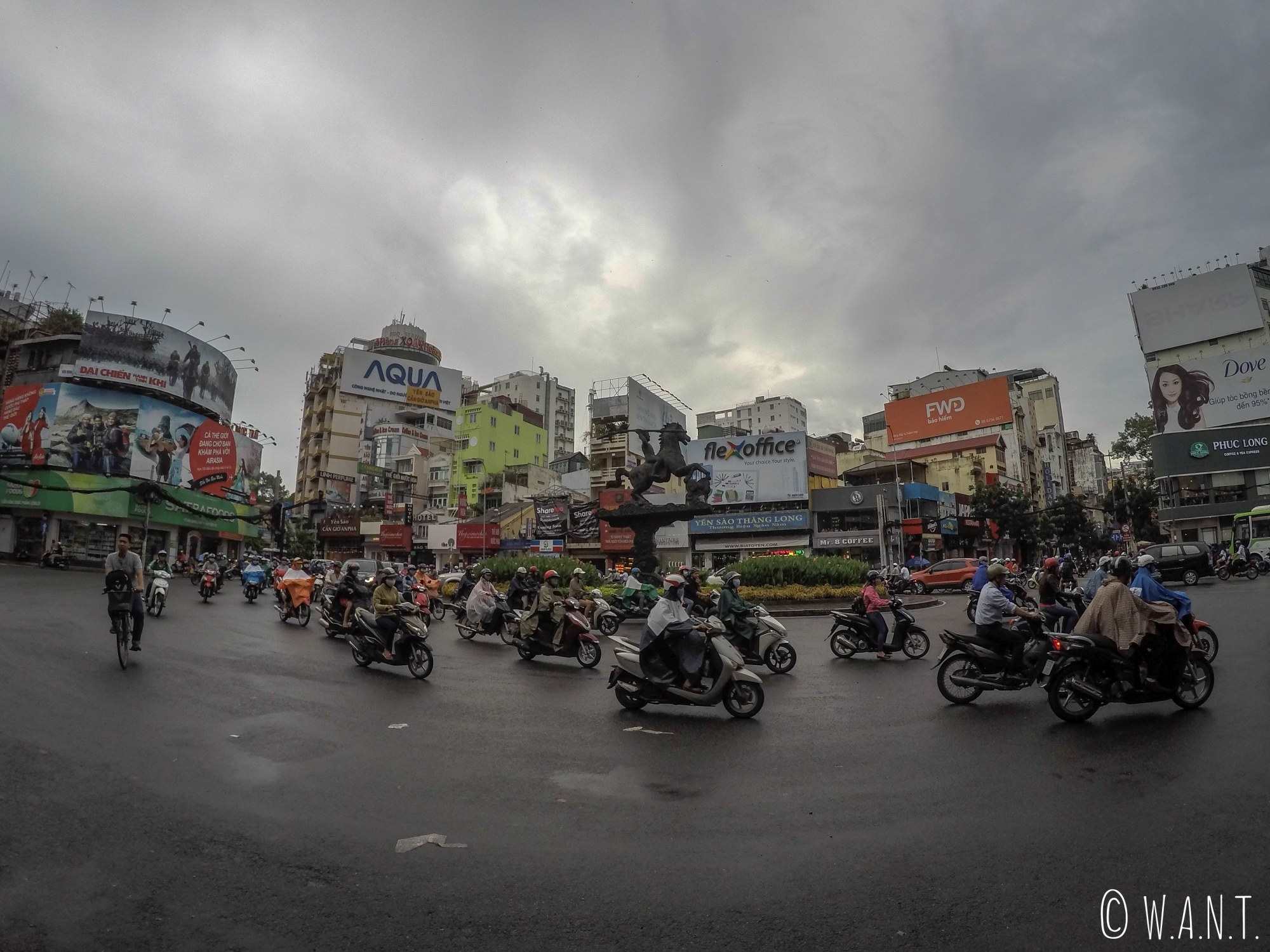 Affluence de scooters dans les rues de Saïgon