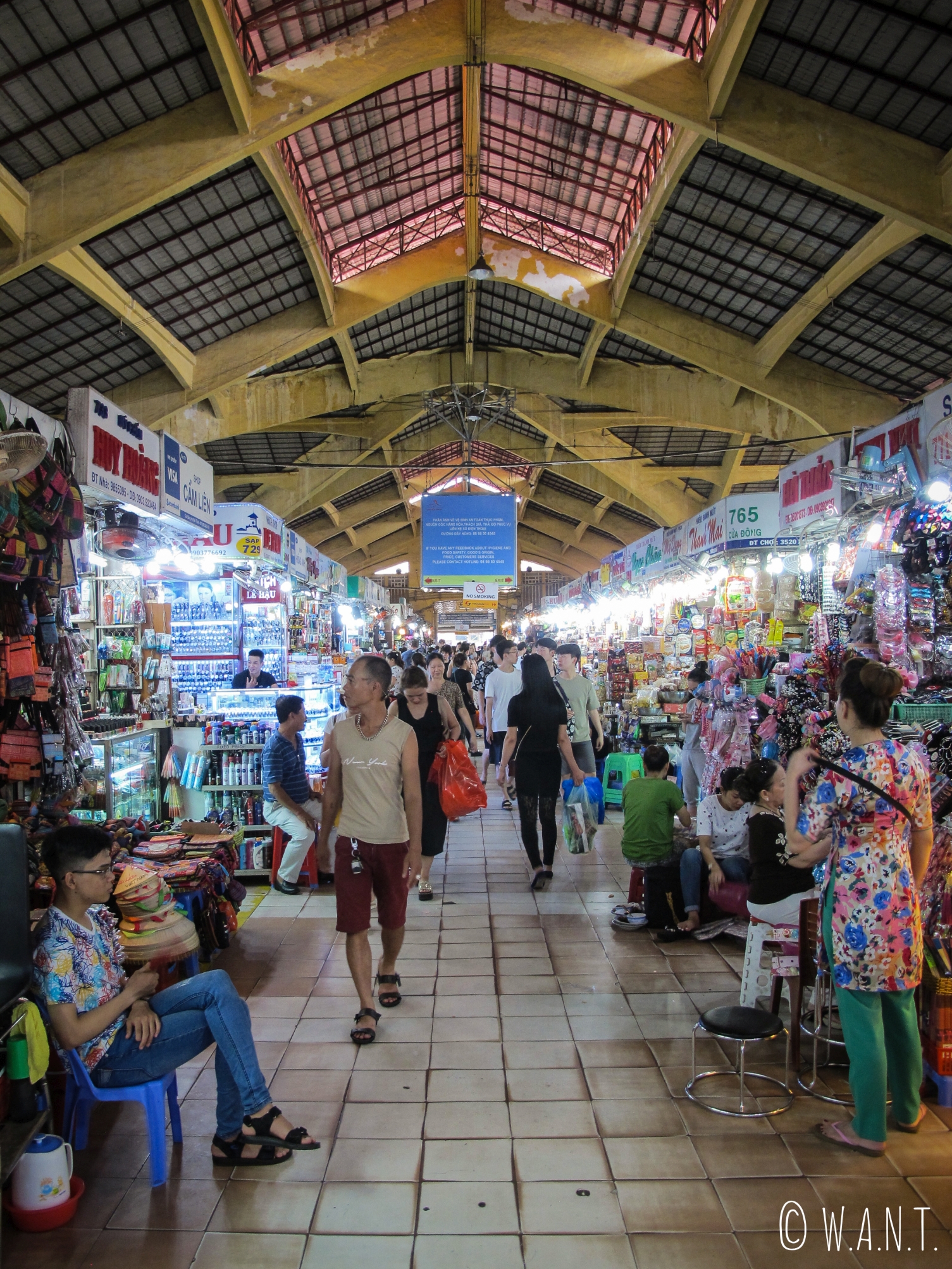Allée principale du marché Ben Thanh de Saïgon