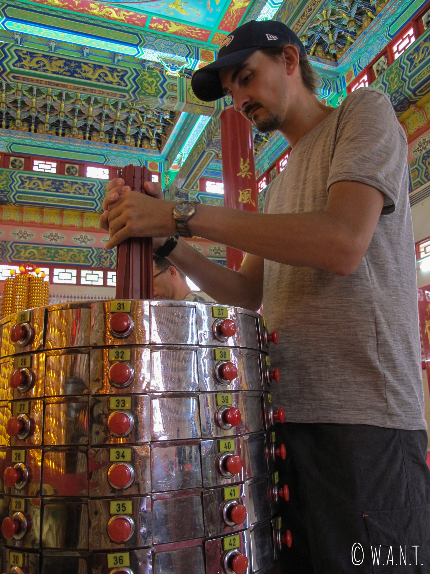 Benjamin est en train de découvrir son avenir au temple chinois Thean Hou Temple de Kuala Lumpur