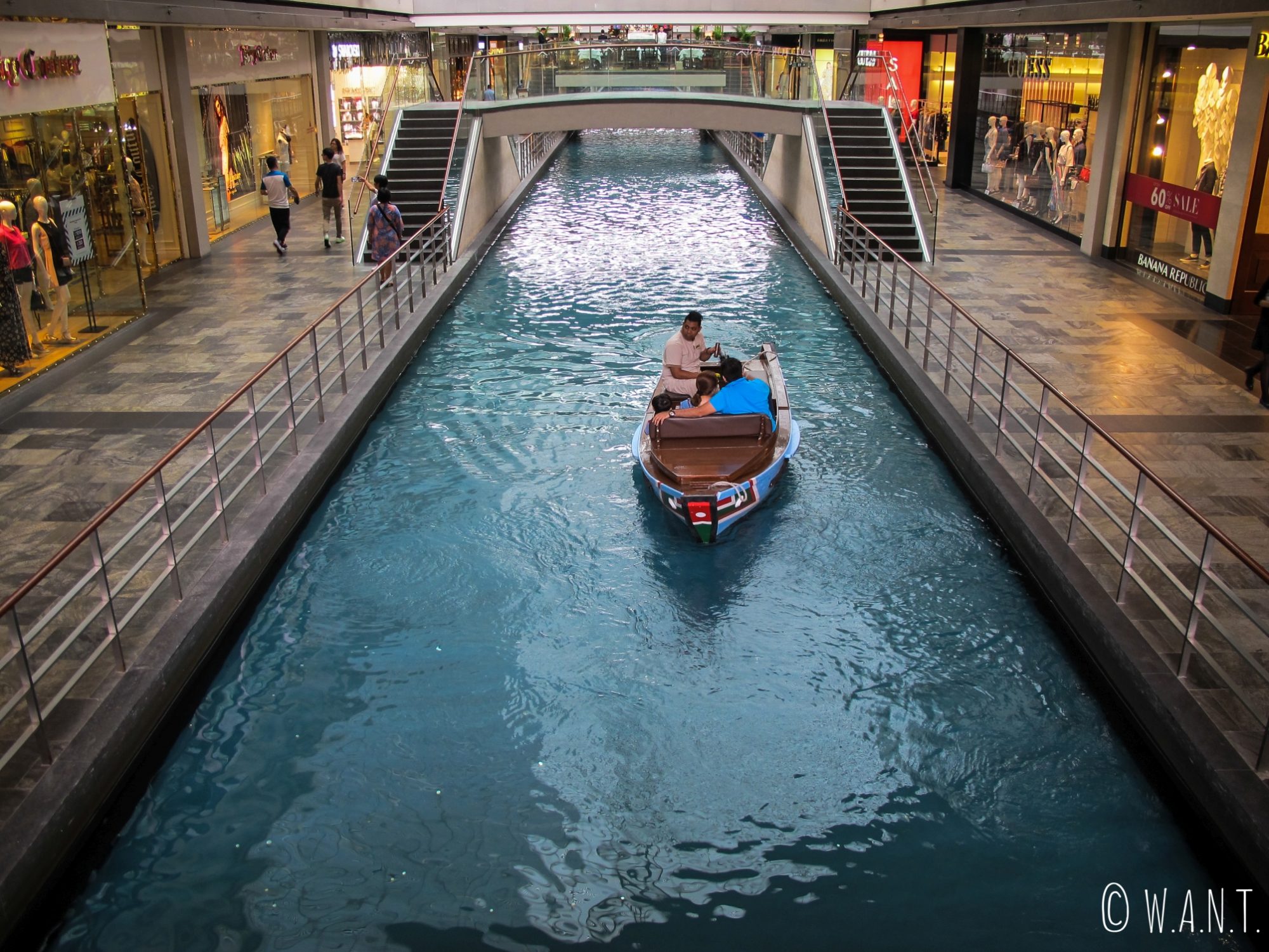 Canal de Venise reconstitué à l'intérieur du centre commercial The Shoppes at Marina Bay
