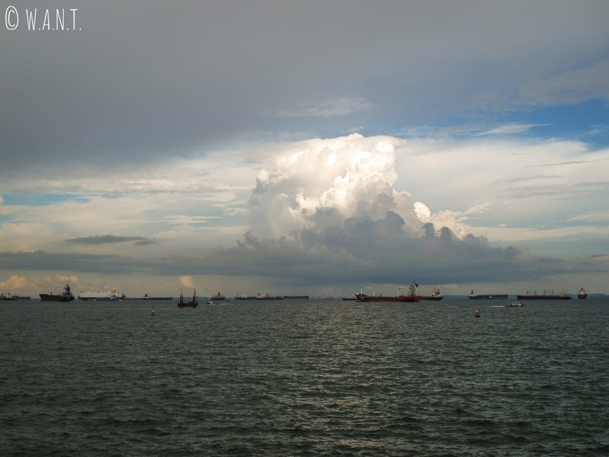 Cargos dans la mer de Chine méridionale, de l'autre côté du barrage de Singapour