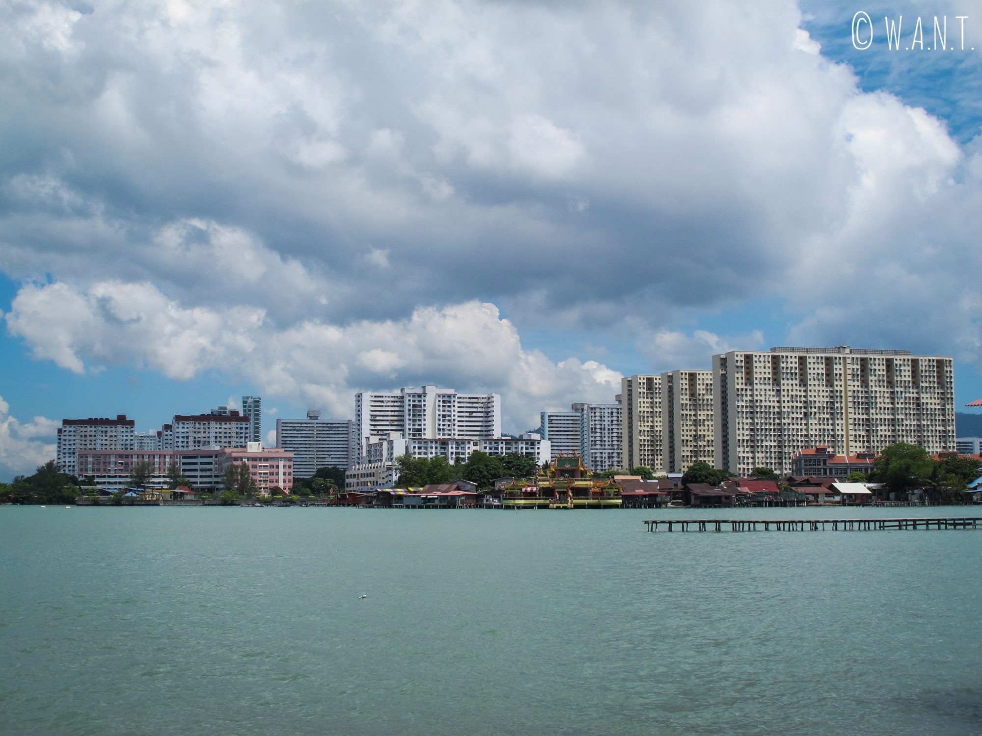 Depuis Chew jetty, il est impressionnant d'admirer les contrastes d'architecture de l'île de Penang