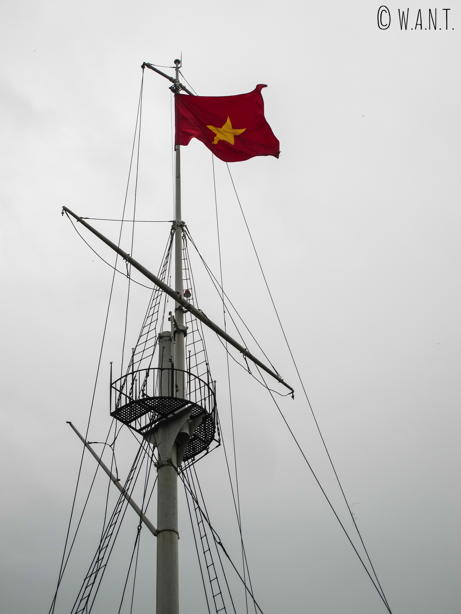 Drapeau du Vietnam flottant au vent à Saïgon